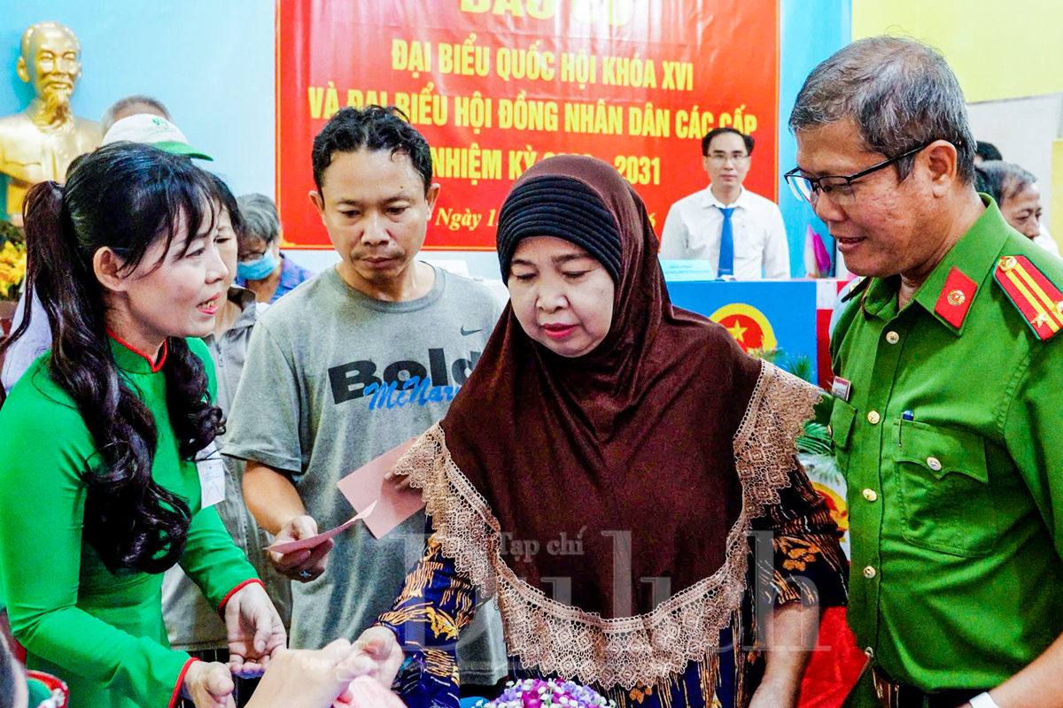 Nhịp đập đồng lòng của cử tri các dân tộc thành phố hướng về ngày hội của non sông - 11