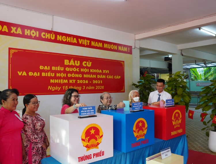 Cử tri TP.HCM xúc động trước không khí sôi nổi của ngày bầu cử