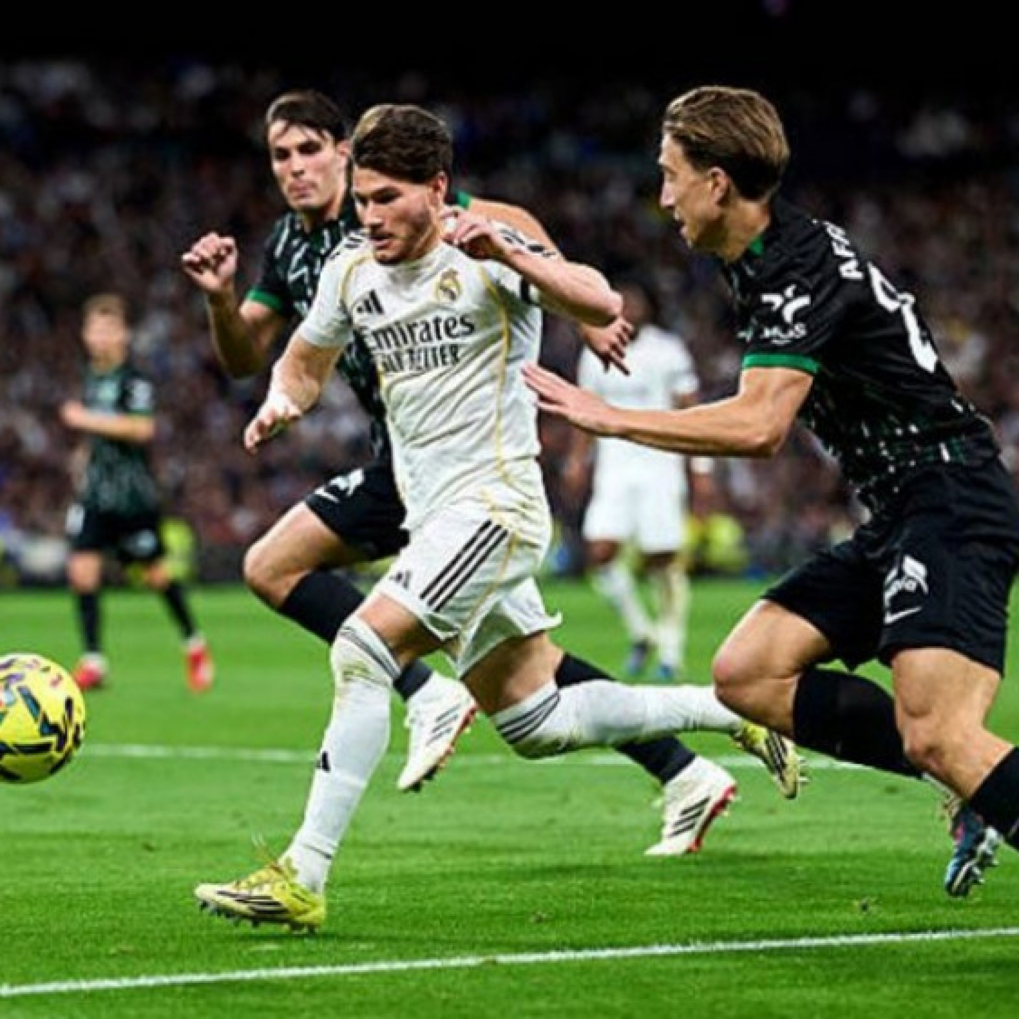  - Video bóng đá Real Madrid - Elche: Đại thắng nhẹ nhàng, siêu phẩm giữa sân (La Liga)