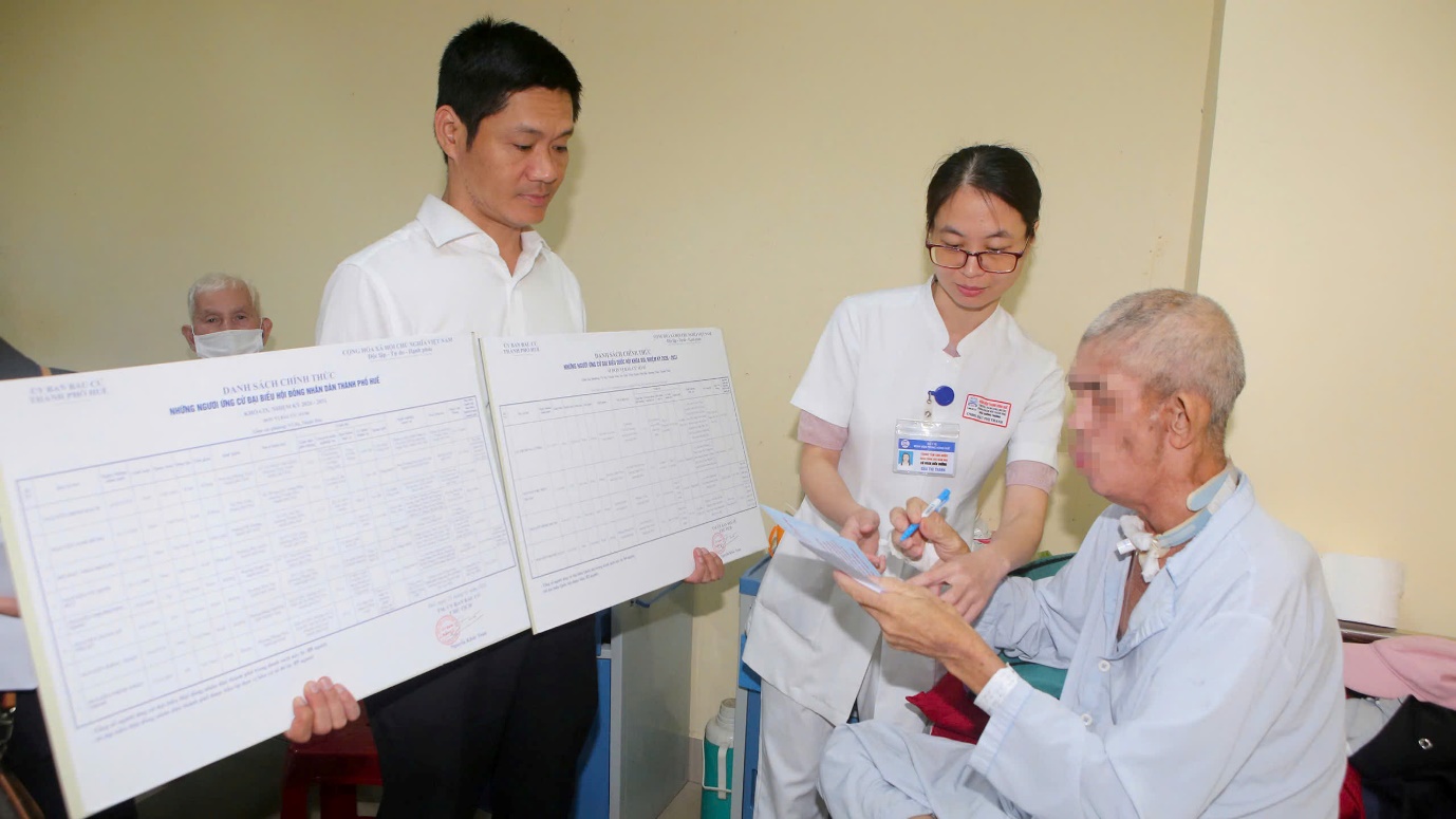 Bệnh viện mang thùng phiếu tận giường, hỗ trợ bệnh nhân thực hiện quyền công dân - 4