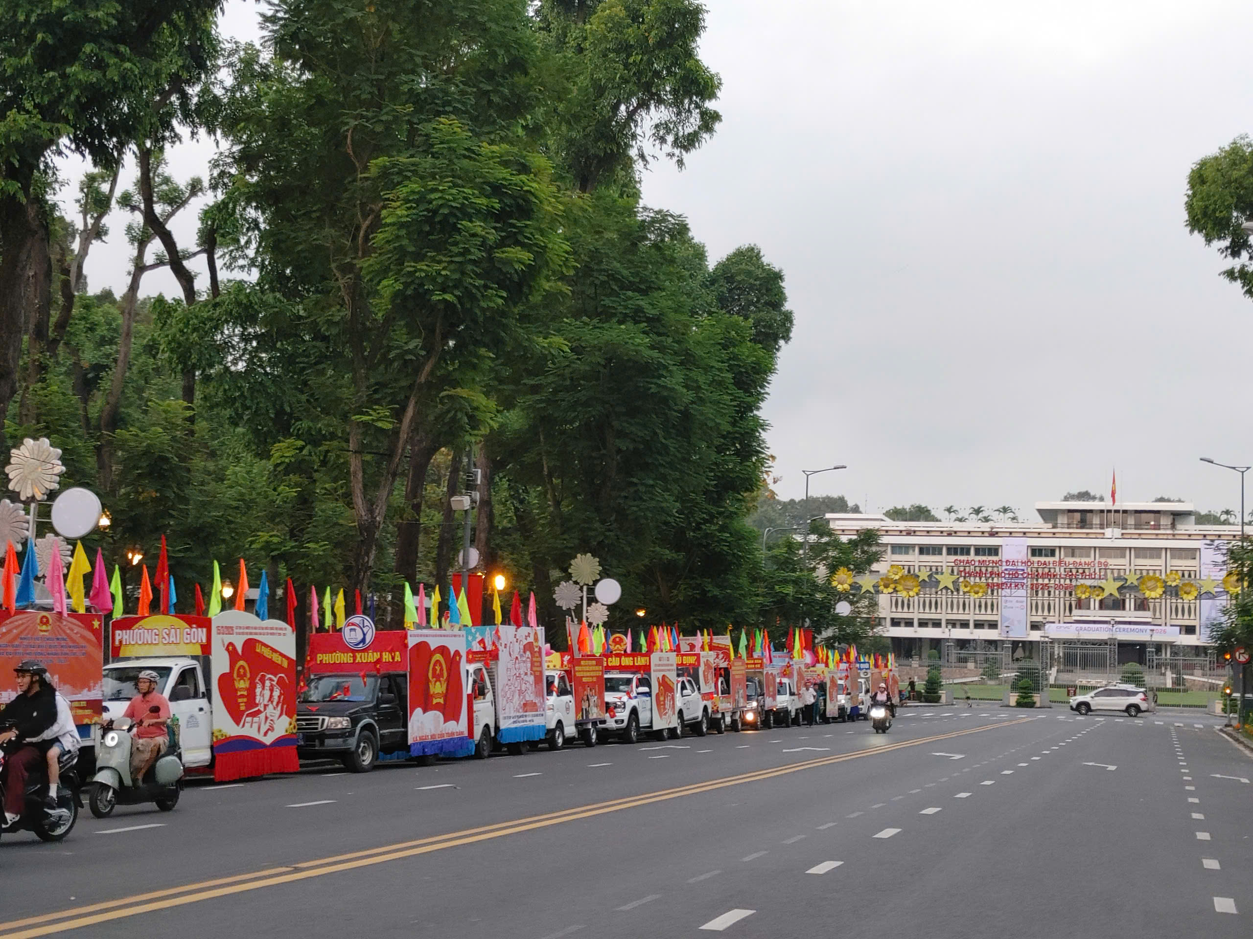 Sáng nay: Rực rỡ sắc cờ hoa xuống phố, lòng dân náo nức hướng về ngày hội non sông - 1