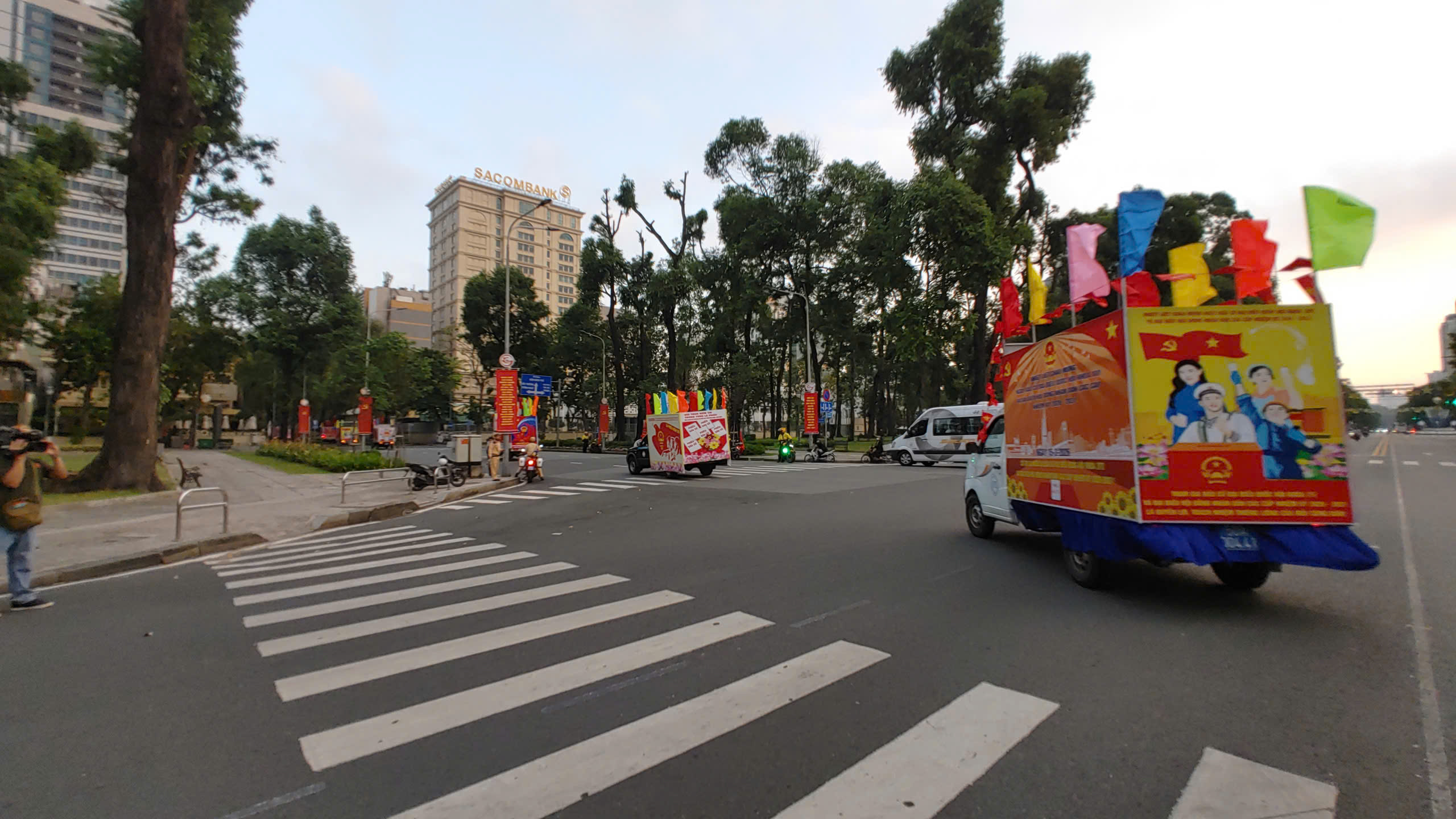 Sáng nay: Rực rỡ sắc cờ hoa xuống phố, lòng dân náo nức hướng về ngày hội non sông - 5