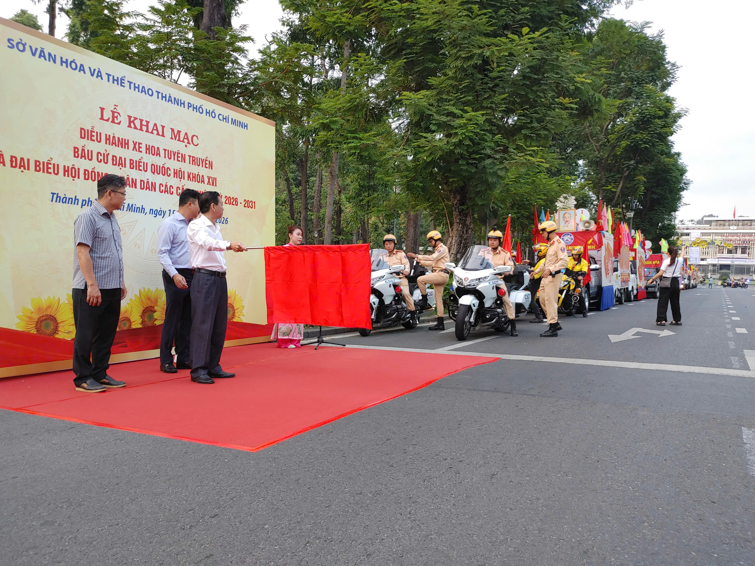 Sáng nay: Rực rỡ sắc cờ hoa xuống phố, lòng dân náo nức hướng về ngày hội non sông - 6