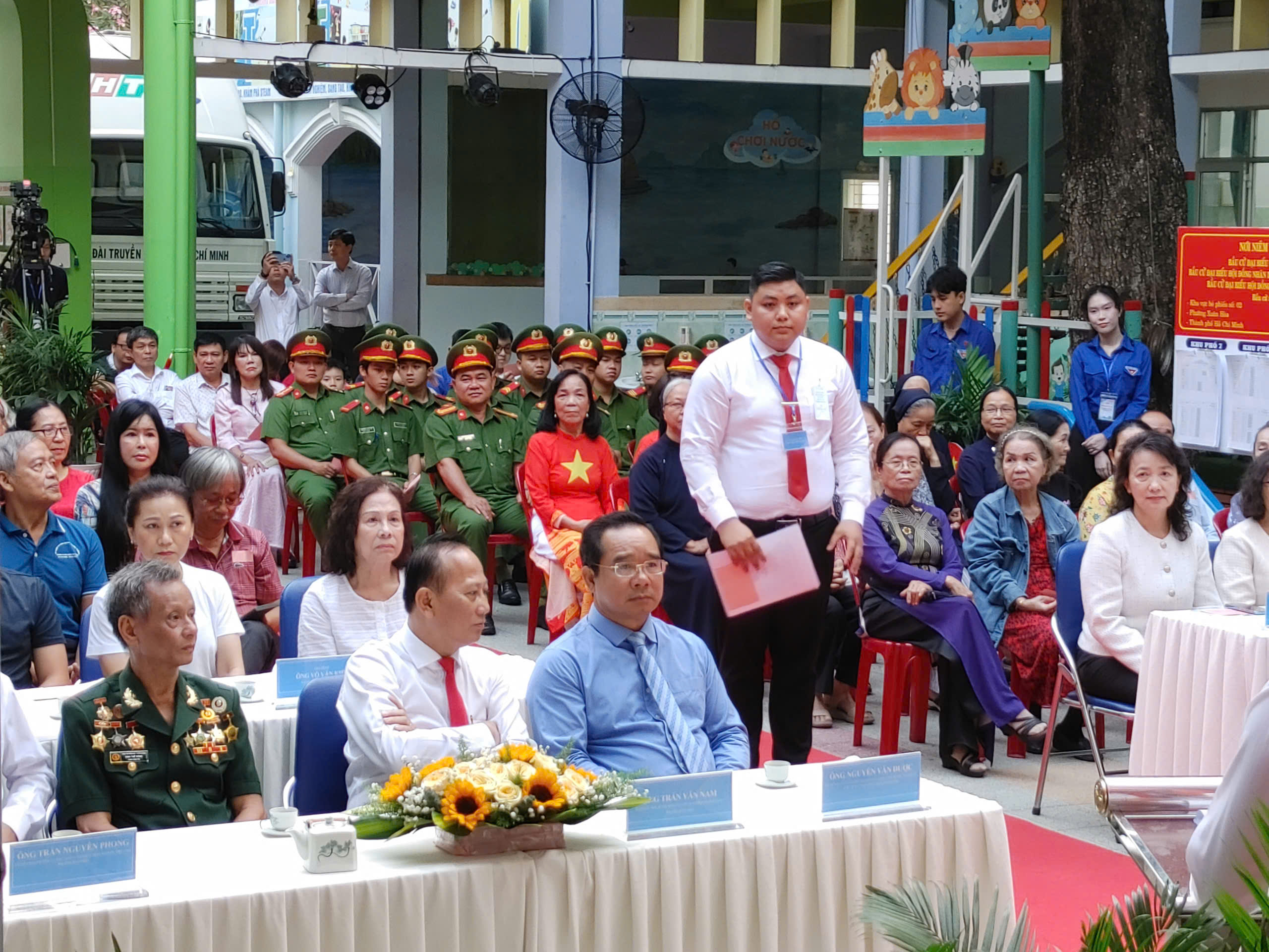 Những hình ảnh đầu tiên: Hơn 9,7 triệu cử tri TP.HCM nô nức bước vào ngày hội non sông - 2