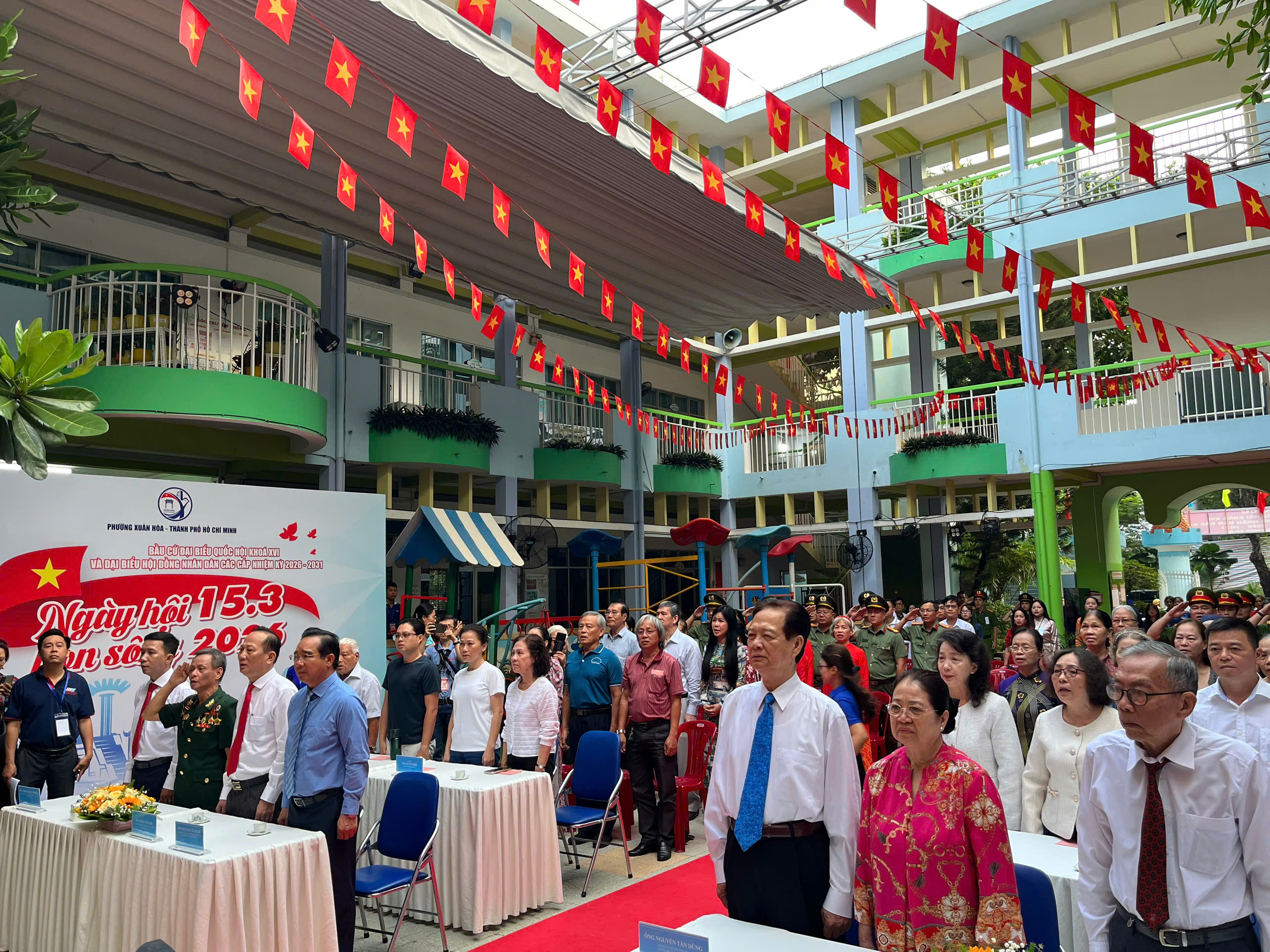 Những hình ảnh đầu tiên: Hơn 9,7 triệu cử tri TP.HCM nô nức bước vào ngày hội non sông - 4