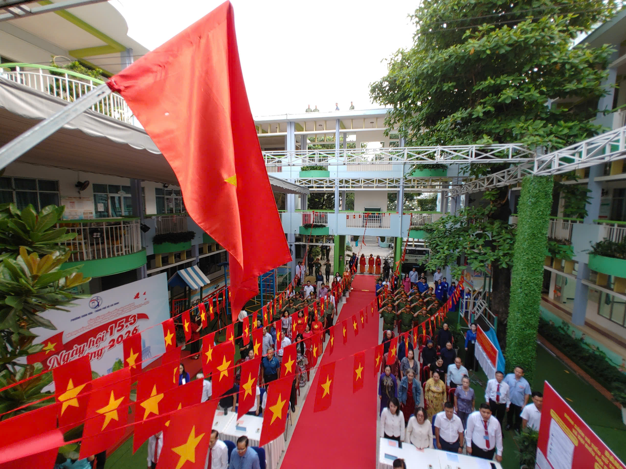 Những hình ảnh đầu tiên: Hơn 9,7 triệu cử tri TP.HCM nô nức bước vào ngày hội non sông - 6