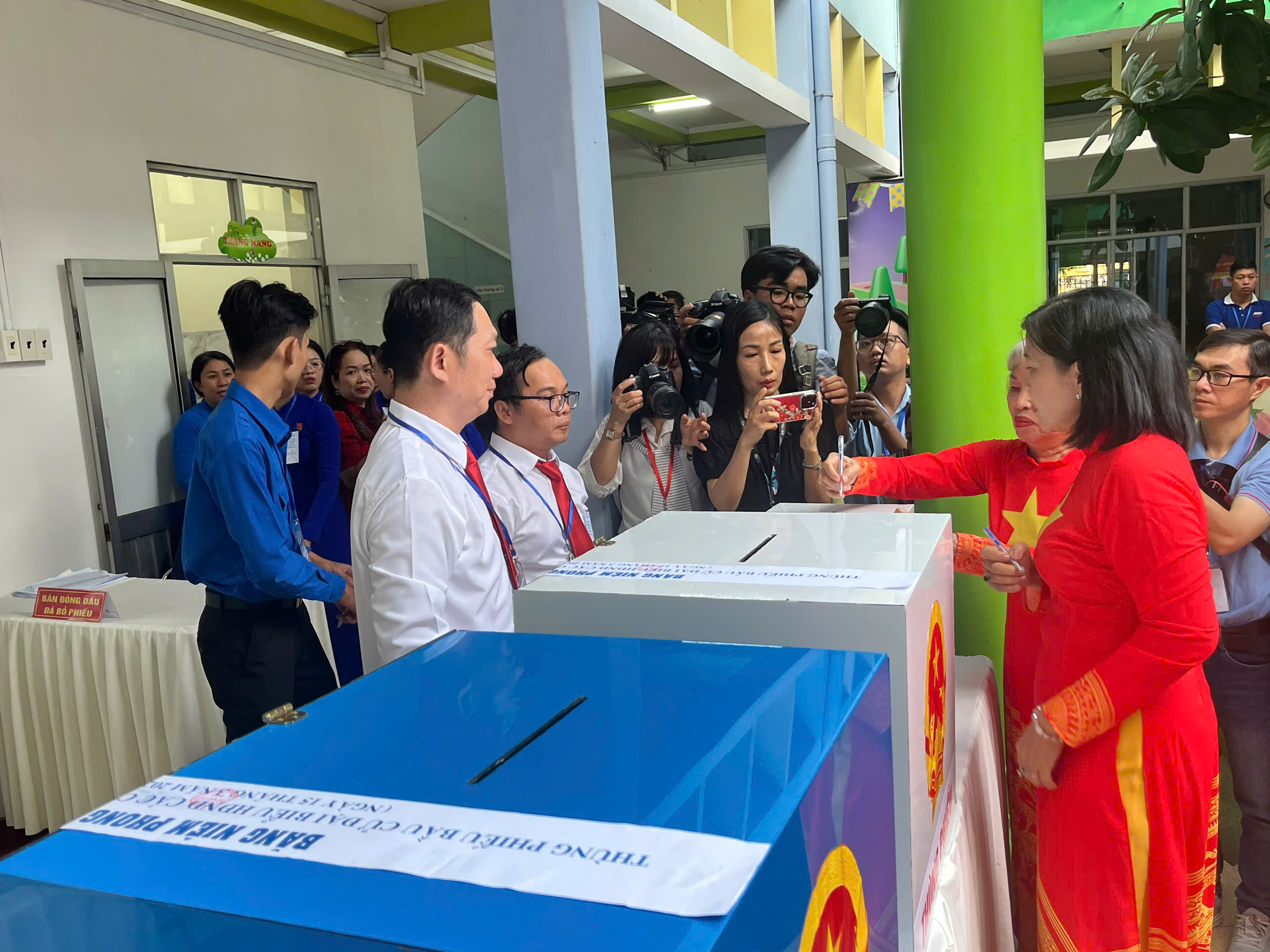 Những hình ảnh đầu tiên: Hơn 9,7 triệu cử tri TP.HCM nô nức bước vào ngày hội non sông - 9