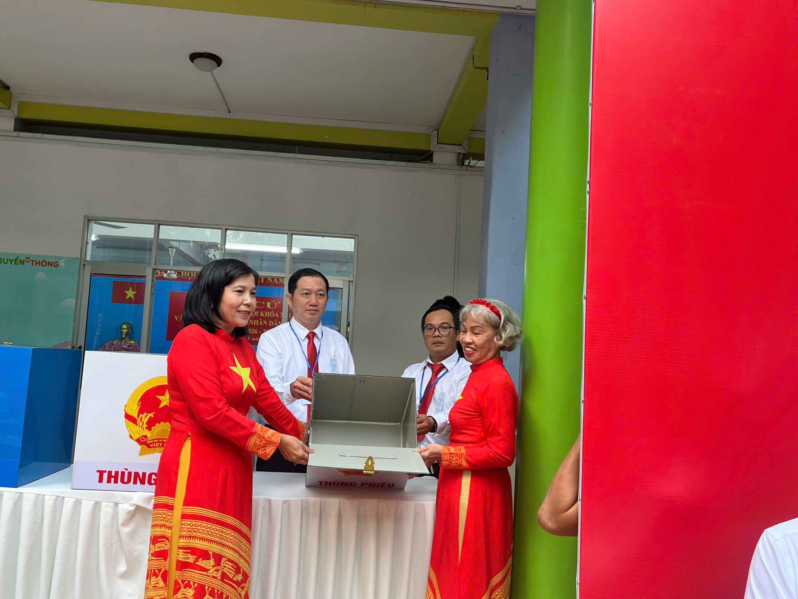 Những hình ảnh đầu tiên: Hơn 9,7 triệu cử tri TP.HCM nô nức bước vào ngày hội non sông - 10