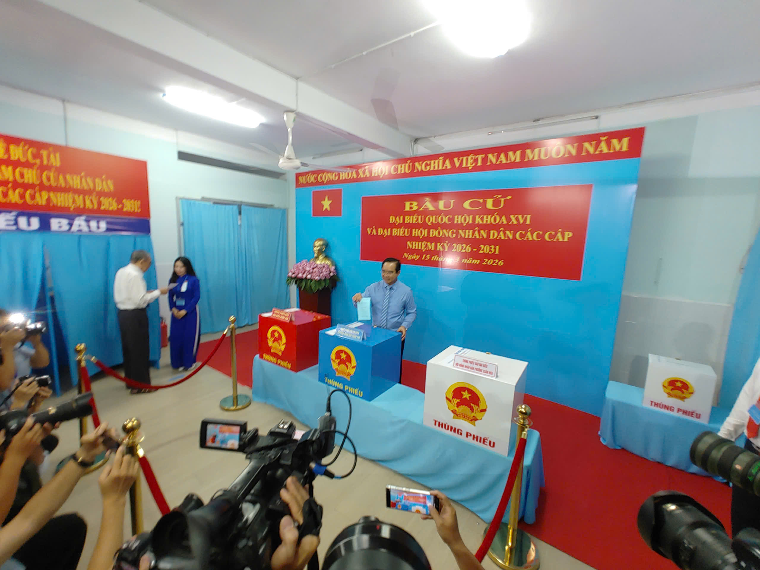 Những hình ảnh đầu tiên: Hơn 9,7 triệu cử tri TP.HCM nô nức bước vào ngày hội non sông - 11