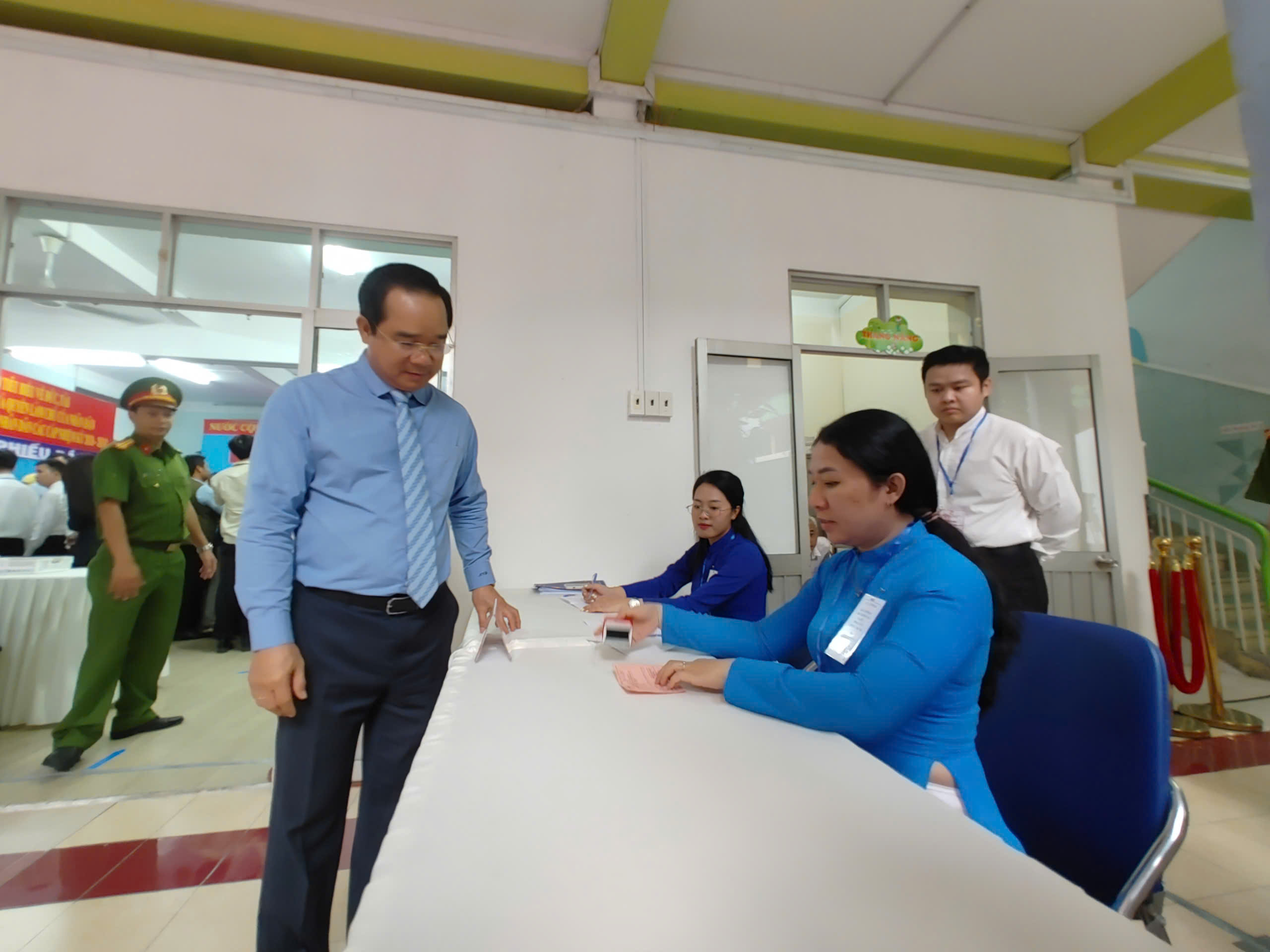 Những hình ảnh đầu tiên: Hơn 9,7 triệu cử tri TP.HCM nô nức bước vào ngày hội non sông - 12