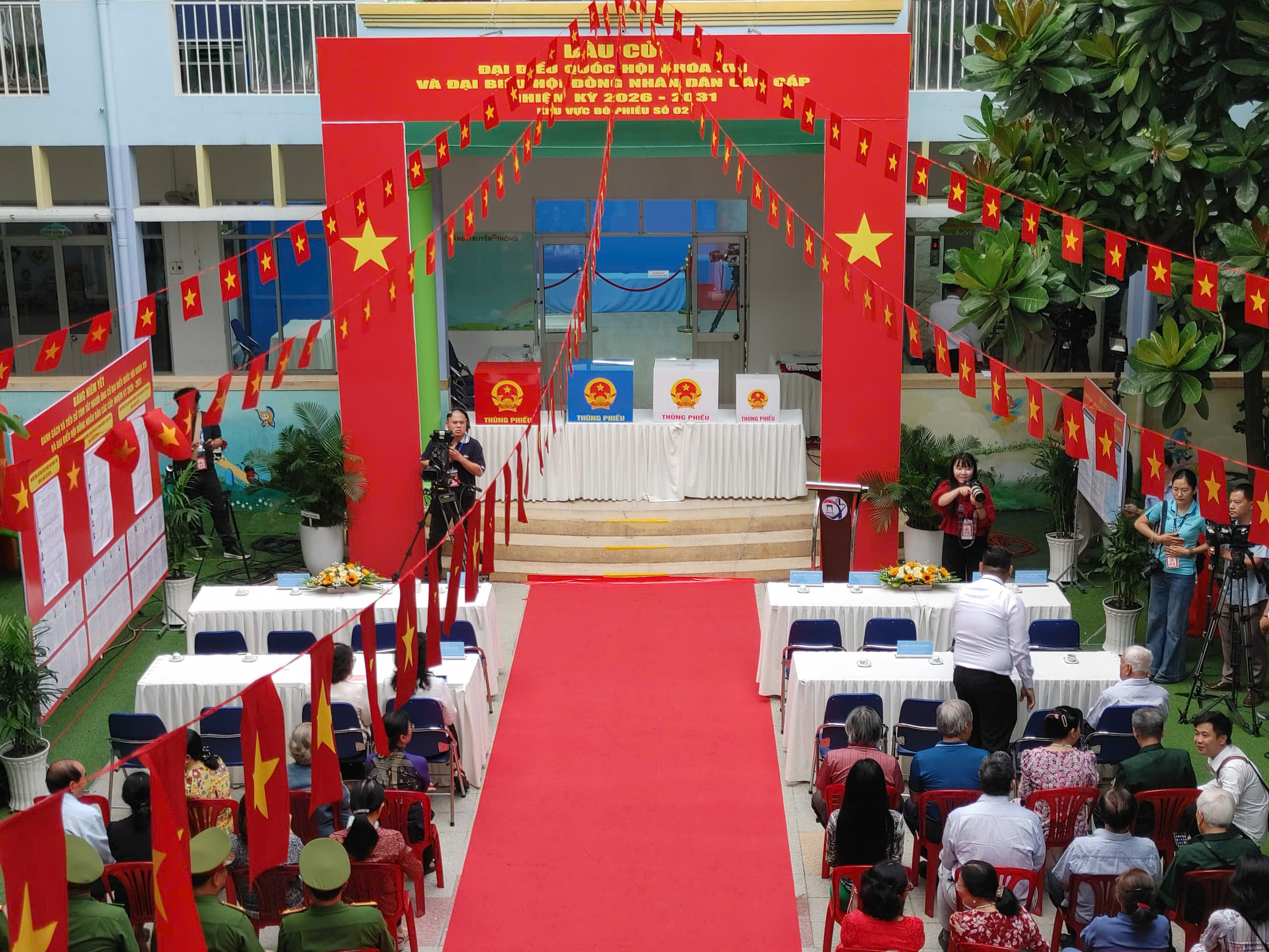 Những hình ảnh đầu tiên: Hơn 9,7 triệu cử tri TP.HCM nô nức bước vào ngày hội non sông - 17