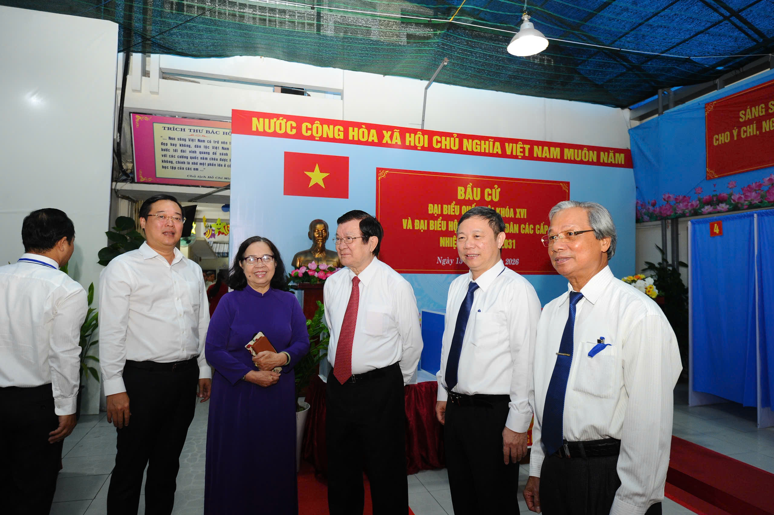 Những hình ảnh đầu tiên: Hơn 9,7 triệu cử tri TP.HCM nô nức bước vào ngày hội non sông - 3