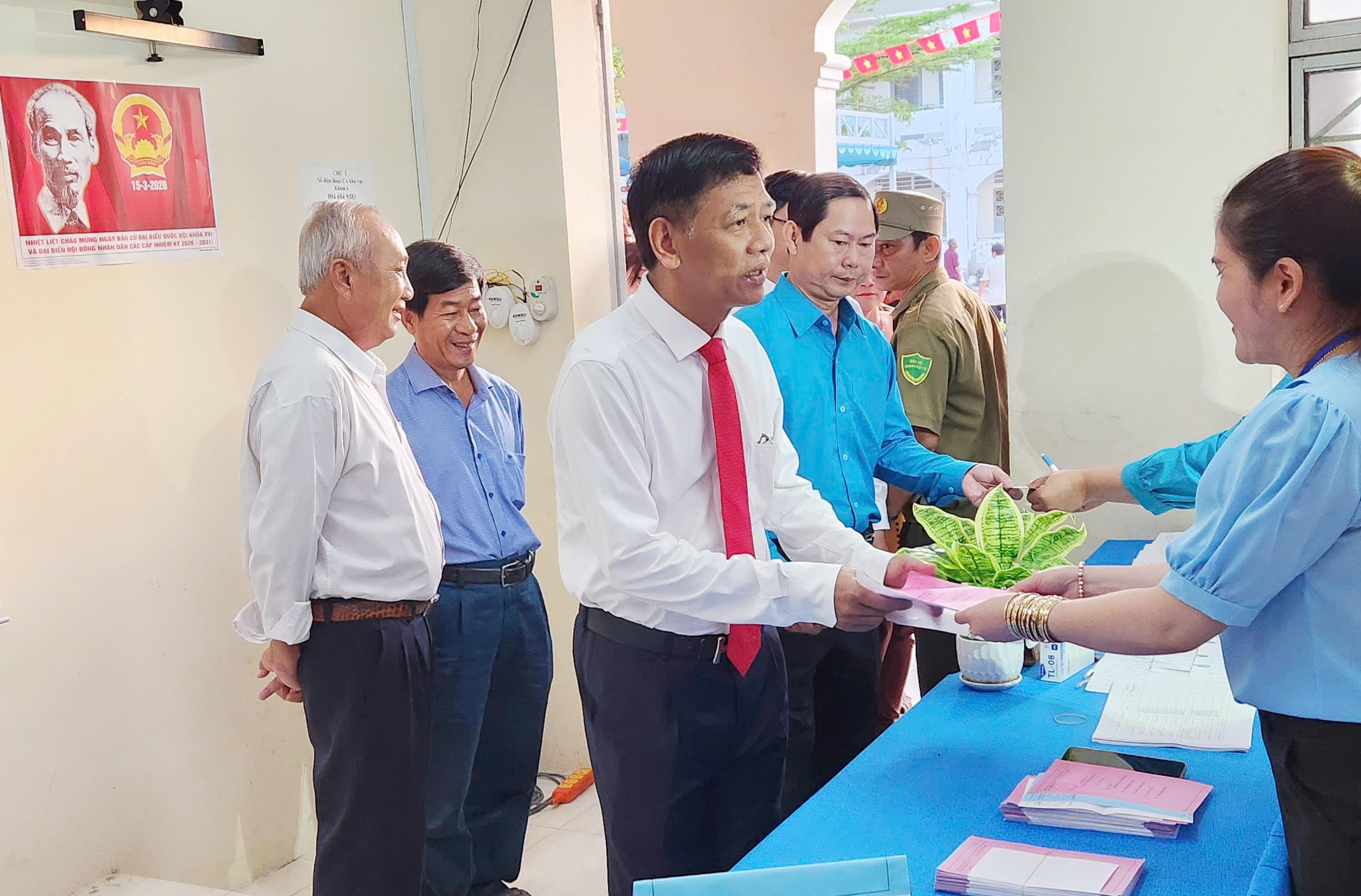 Chủ tịch Hội đồng Dân tộc của Quốc hội bỏ phiếu tại nơi cư trú - 1