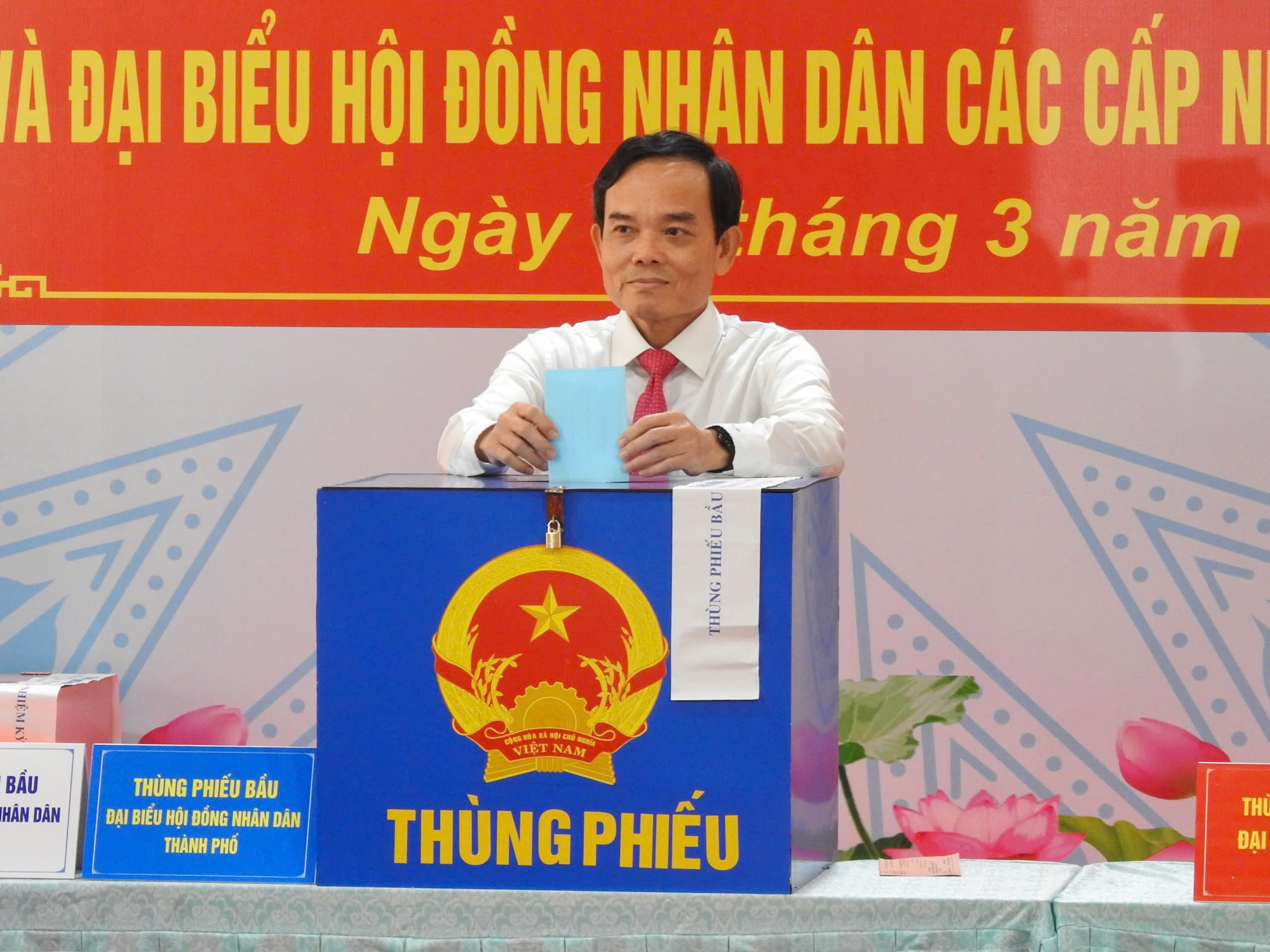 Những hình ảnh đầu tiên: Hơn 9,7 triệu cử tri TP.HCM nô nức bước vào ngày hội non sông - 1