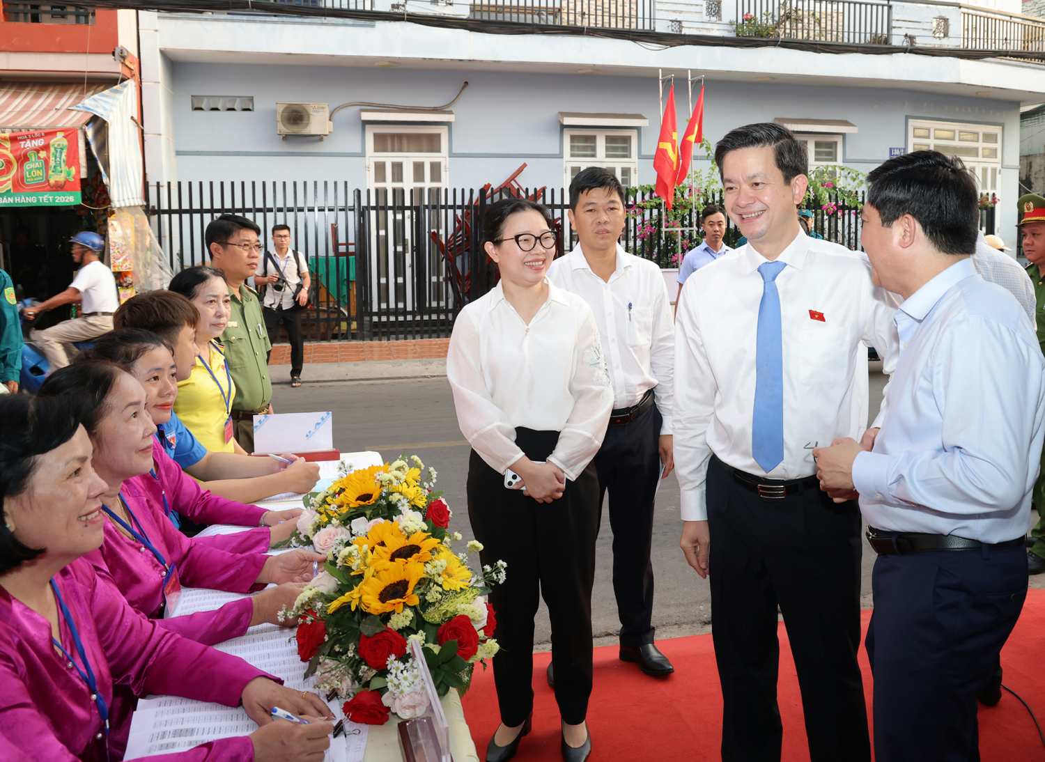 Chủ tịch Hội đồng Dân tộc của Quốc hội bỏ phiếu tại nơi cư trú - 6