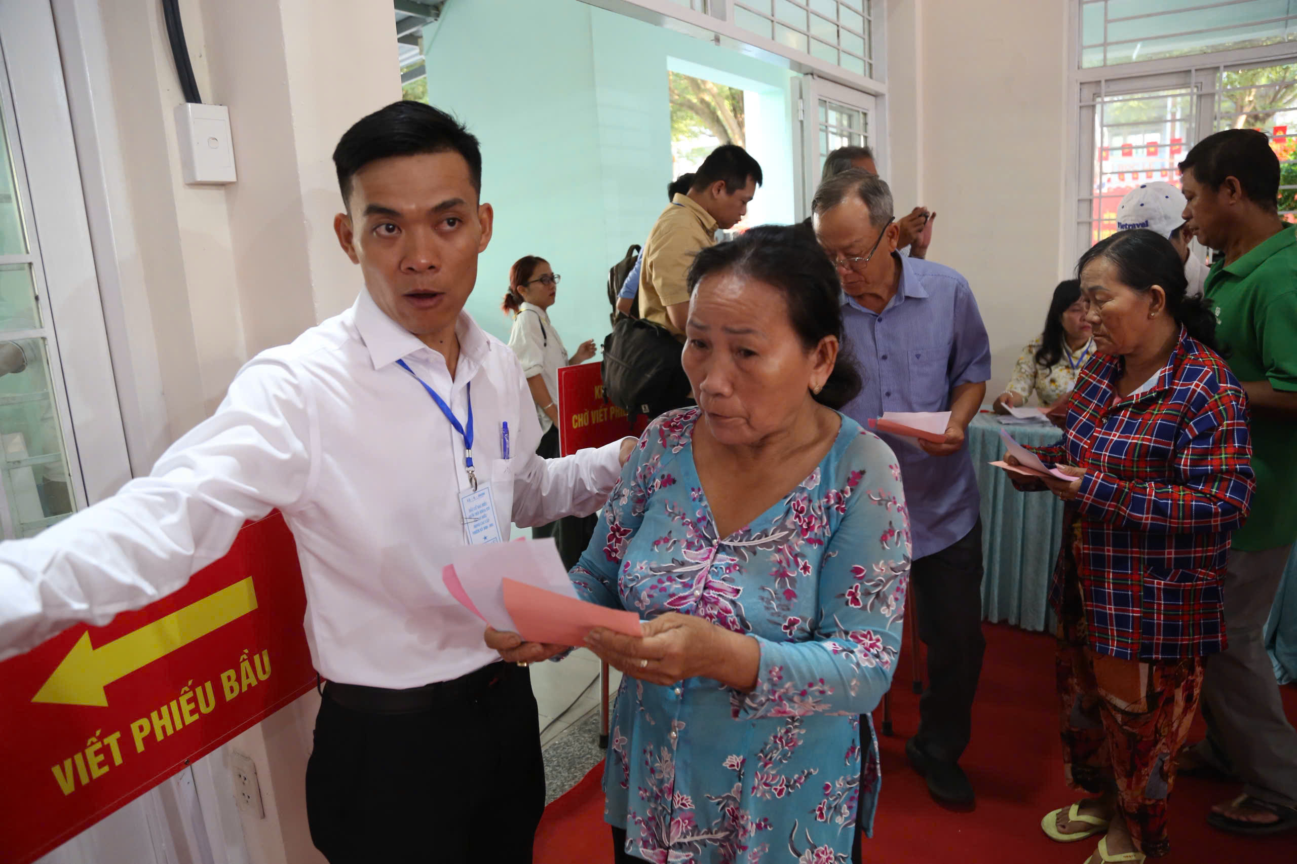 Chủ tịch Quốc hội Trần Thanh Mẫn, Bí thư Thành ủy TP.HCM Trần Lưu Quang đi bầu cử tại xã Hóc Môn - 3