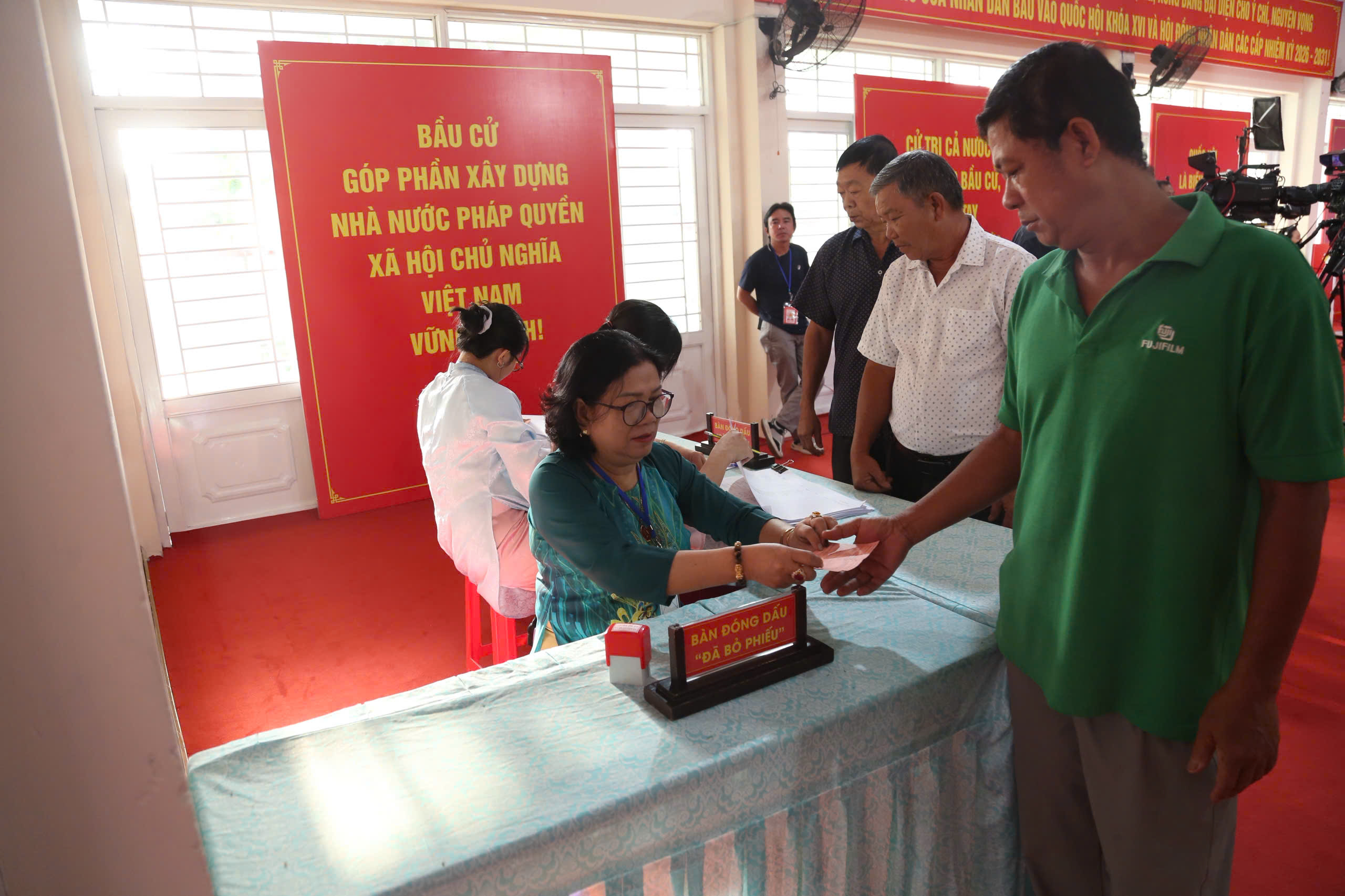 Chủ tịch Quốc hội Trần Thanh Mẫn, Bí thư Thành ủy TP.HCM Trần Lưu Quang đi bầu cử tại xã Hóc Môn - 6