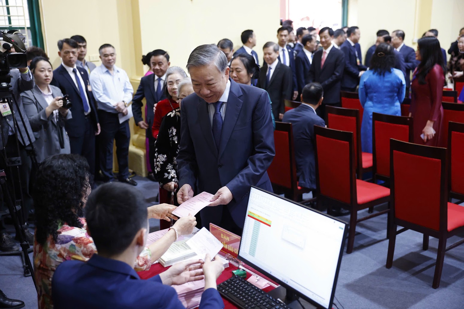 Tổng Bí thư Tô Lâm: Bầu cử để chọn những người được nhân dân tín nhiệm nhất, đưa đất nước phát triển - 2