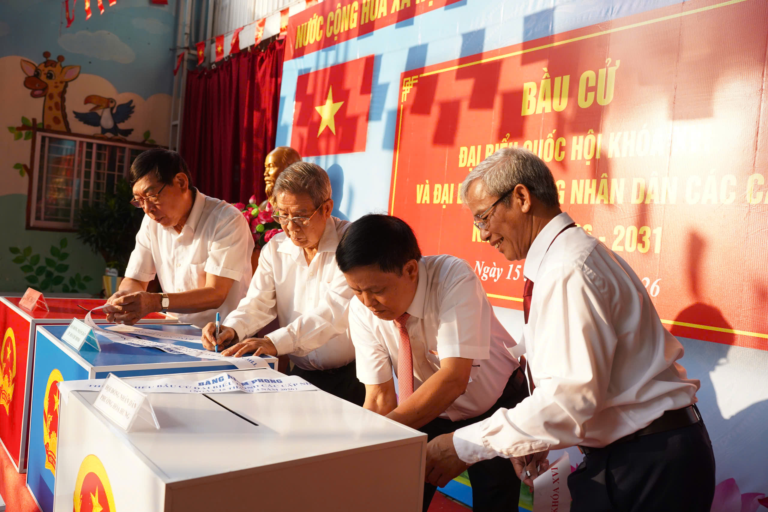 Đã có 4 khu vực bầu cử có số cử tri tham gia bỏ phiếu đạt 100% - 4