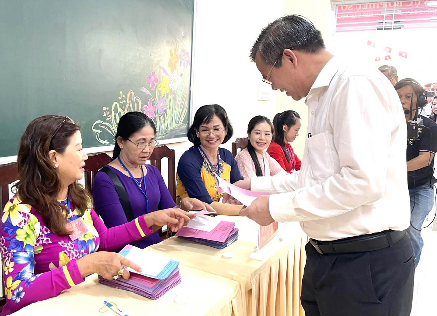 Lãnh đạo Trung ương và các tỉnh, thành bỏ phiếu cùng người dân miền Tây - 12