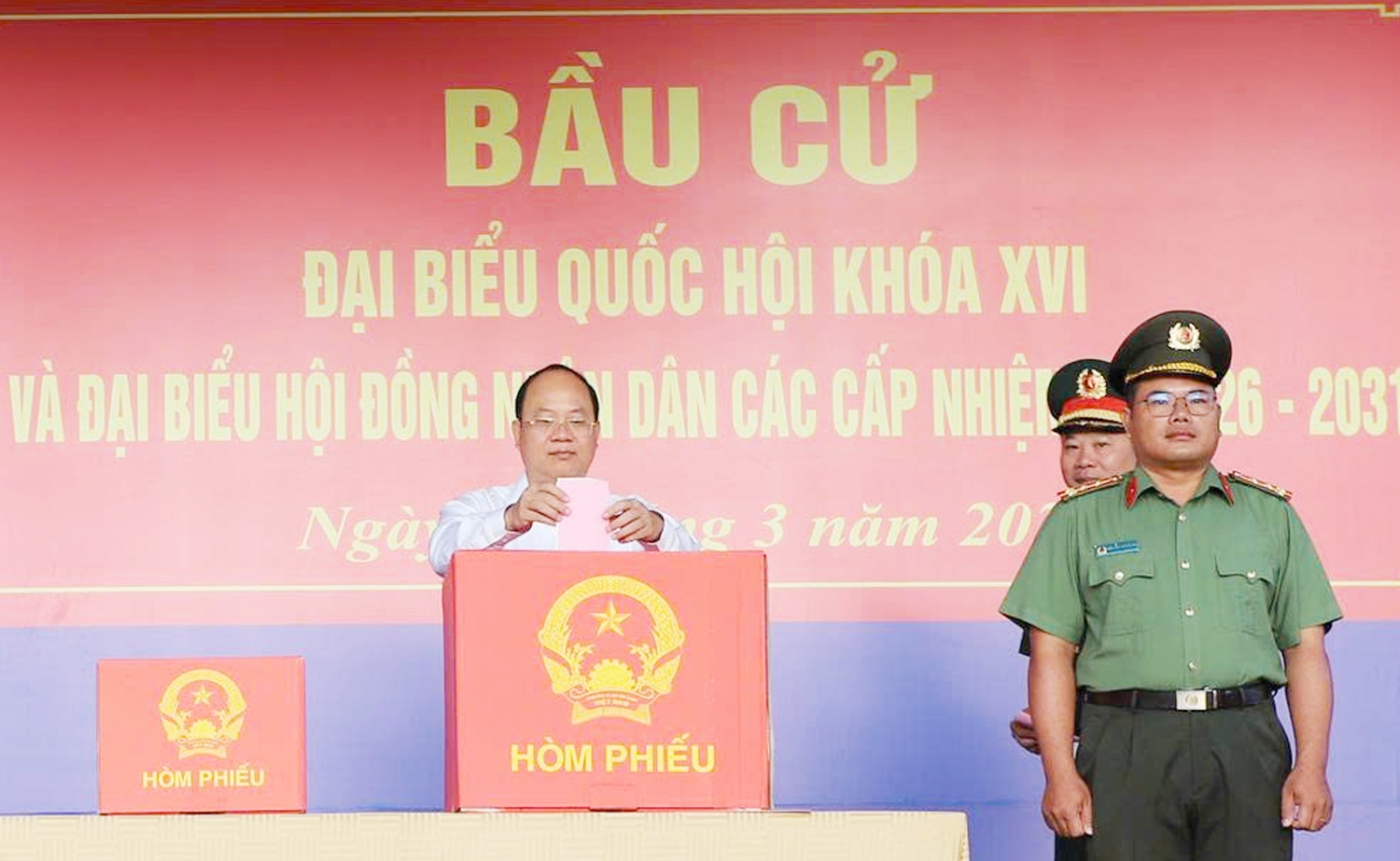 Lãnh đạo Trung ương và các tỉnh, thành bỏ phiếu cùng người dân miền Tây - 18