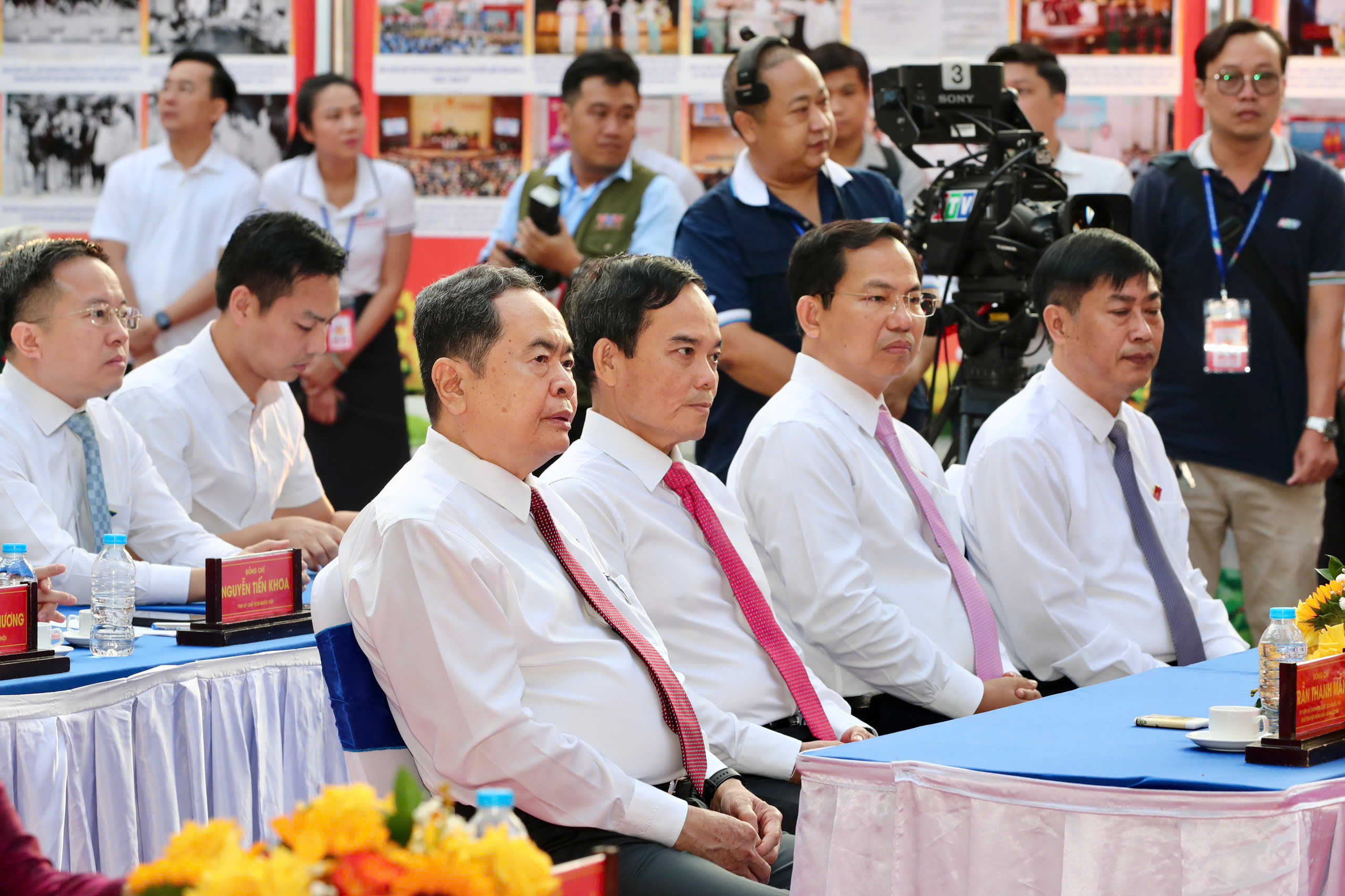 Chủ tịch Quốc hội Trần Thanh Mẫn, Bí thư Thành ủy TP.HCM Trần Lưu Quang đi bầu cử tại xã Hóc Môn - 1