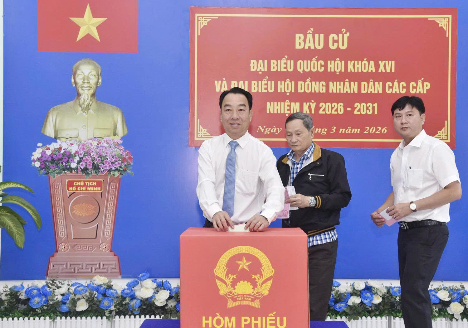 Lãnh đạo Trung ương và các tỉnh, thành bỏ phiếu cùng người dân miền Tây - 19