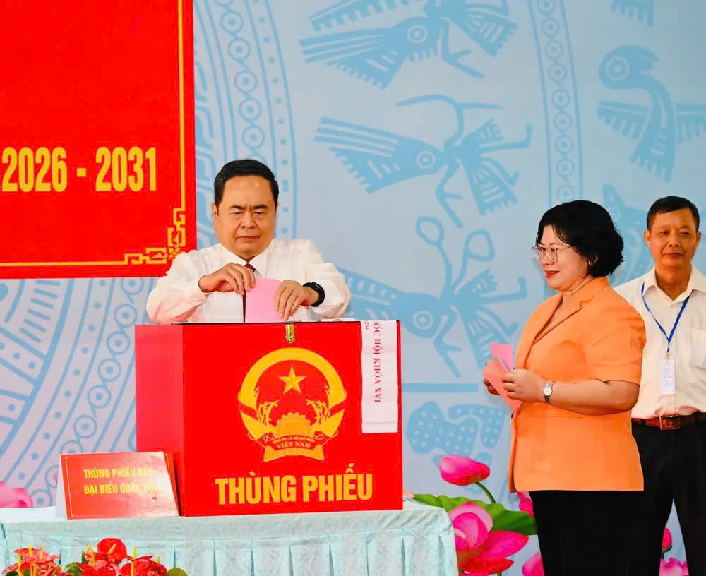 Chủ tịch Quốc hội Trần Thanh Mẫn, Bí thư Thành ủy TP.HCM Trần Lưu Quang đi bầu cử tại xã Hóc Môn - 2