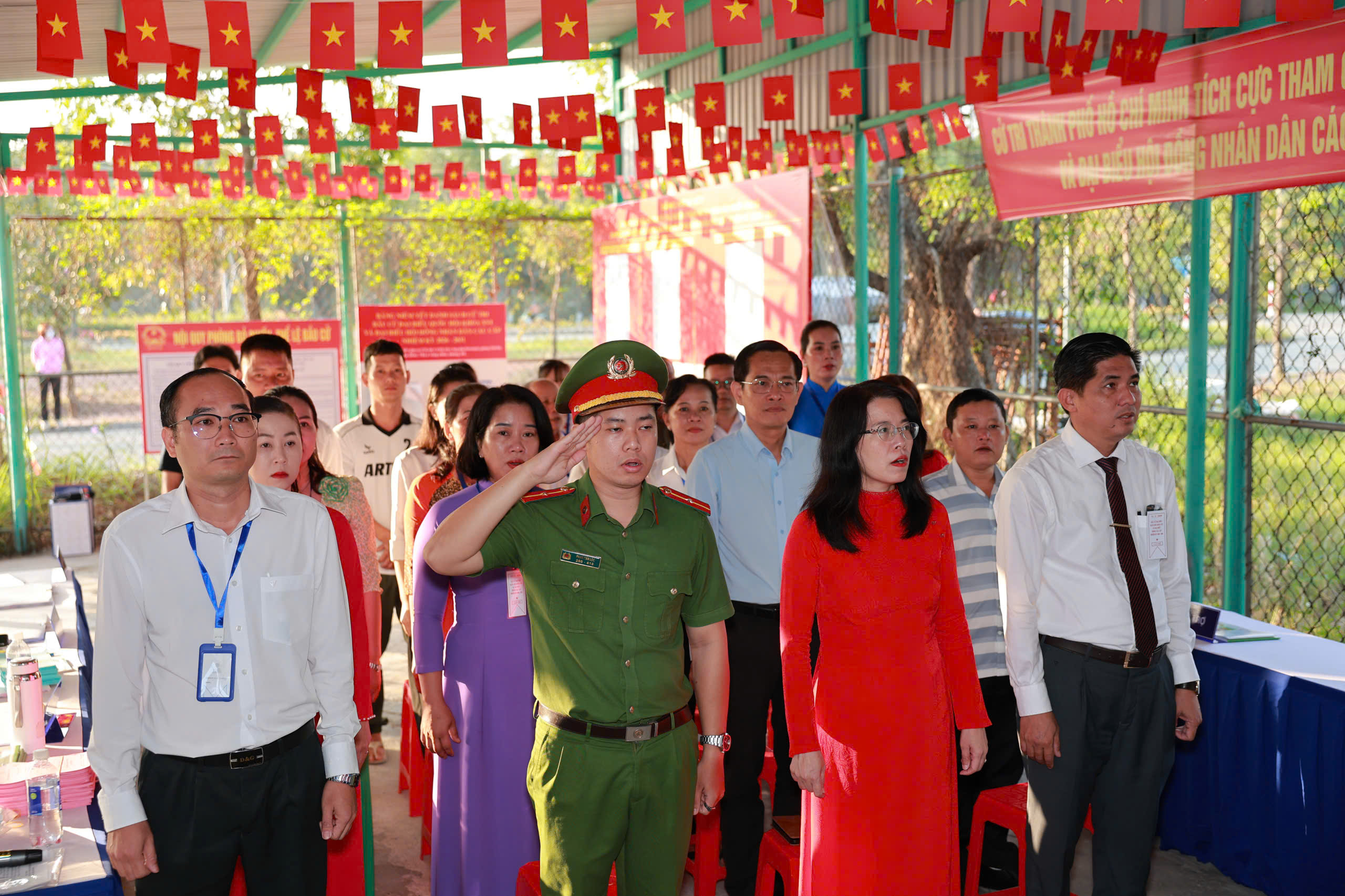 Những hình ảnh đầu tiên: Hơn 9,7 triệu cử tri TP.HCM nô nức bước vào ngày hội non sông - 18