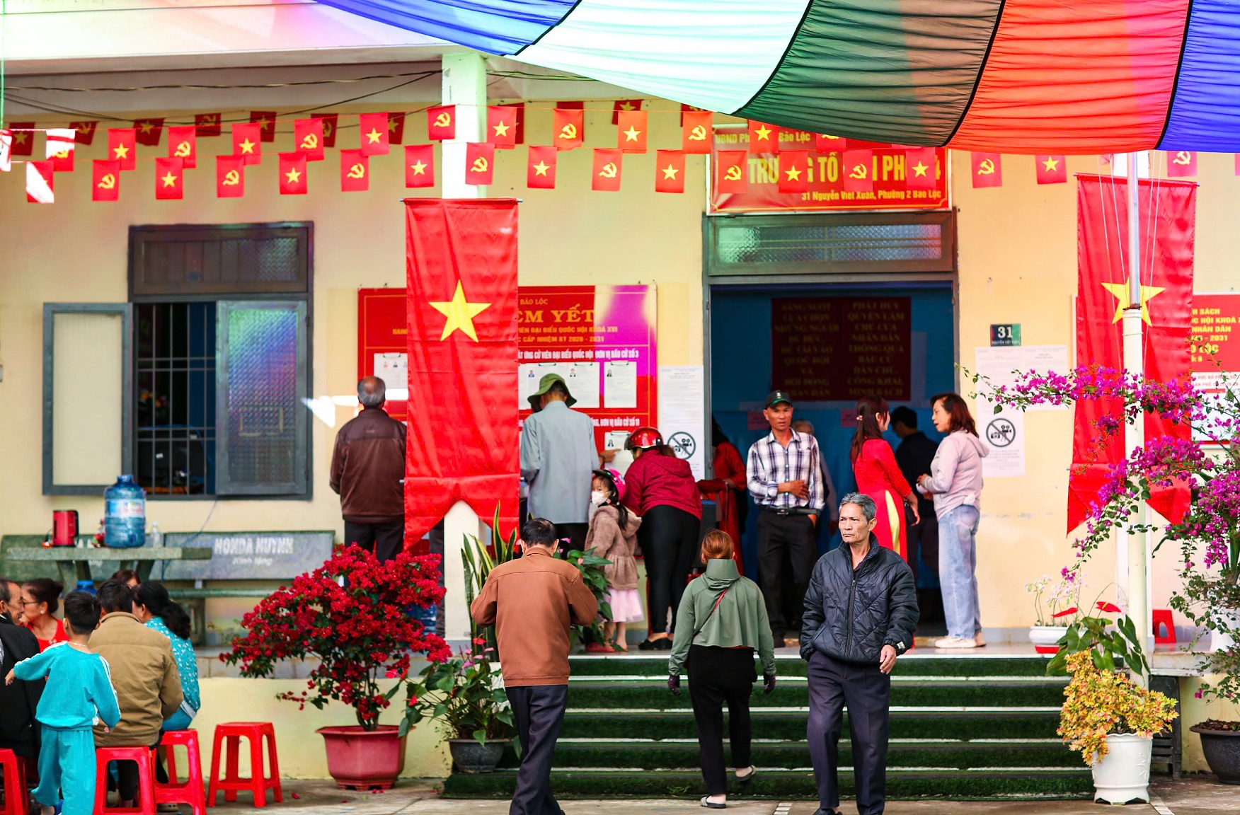 Cử tri Lâm Đồng nô nức trong ngày bầu cử - 5