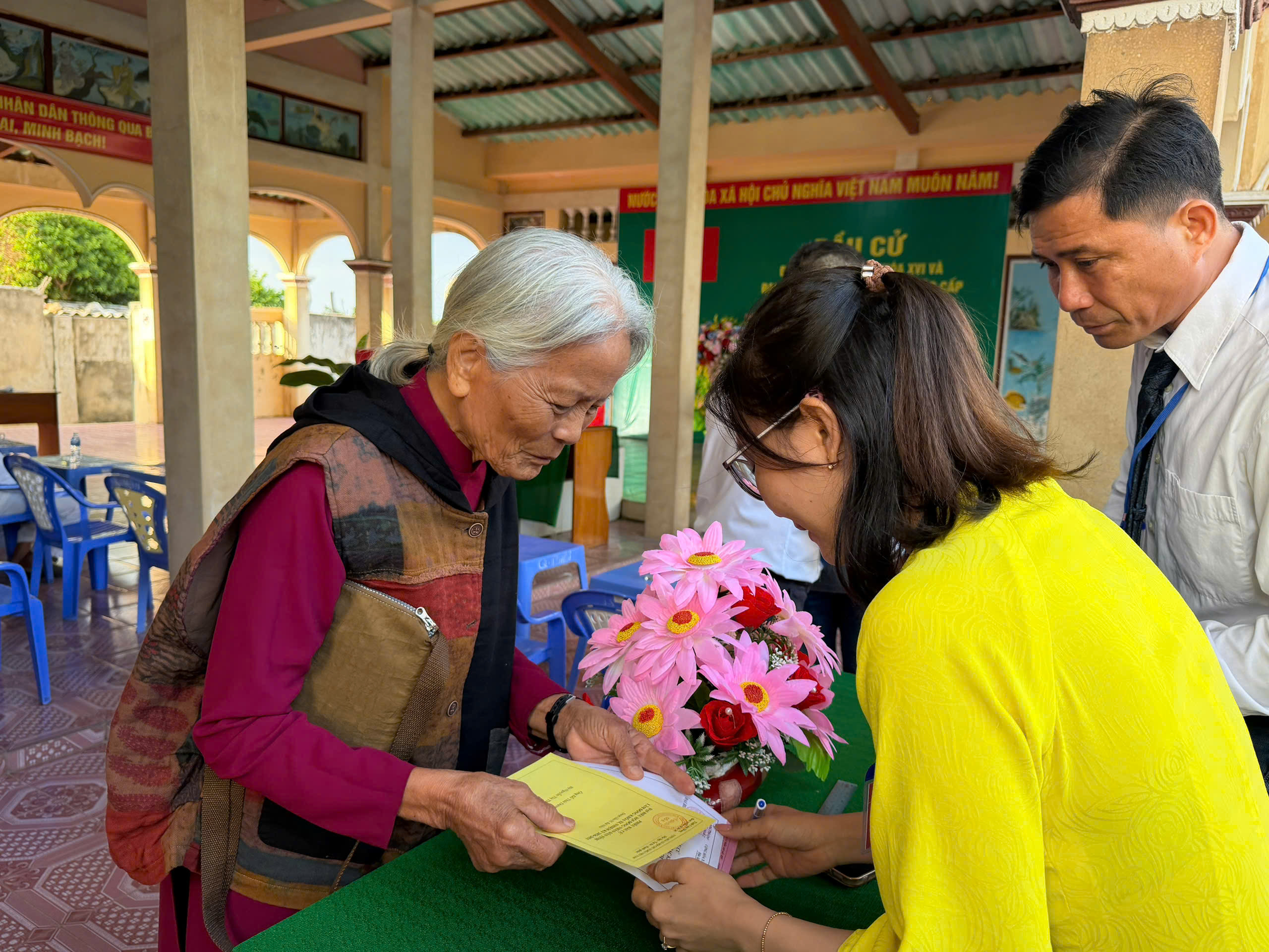 Cử tri Lâm Đồng nô nức trong ngày bầu cử - 7