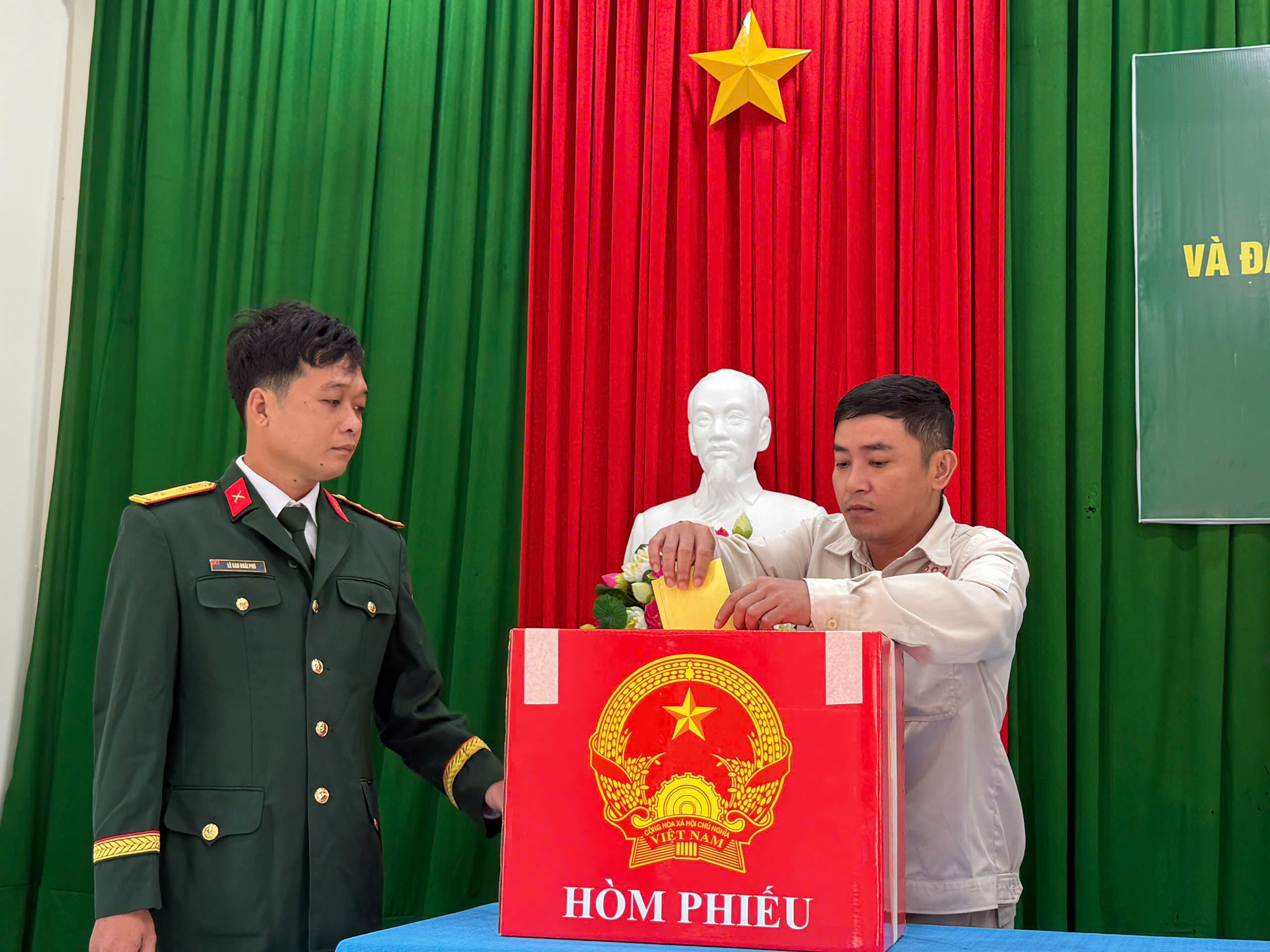 Cử tri Lâm Đồng nô nức trong ngày bầu cử - 8