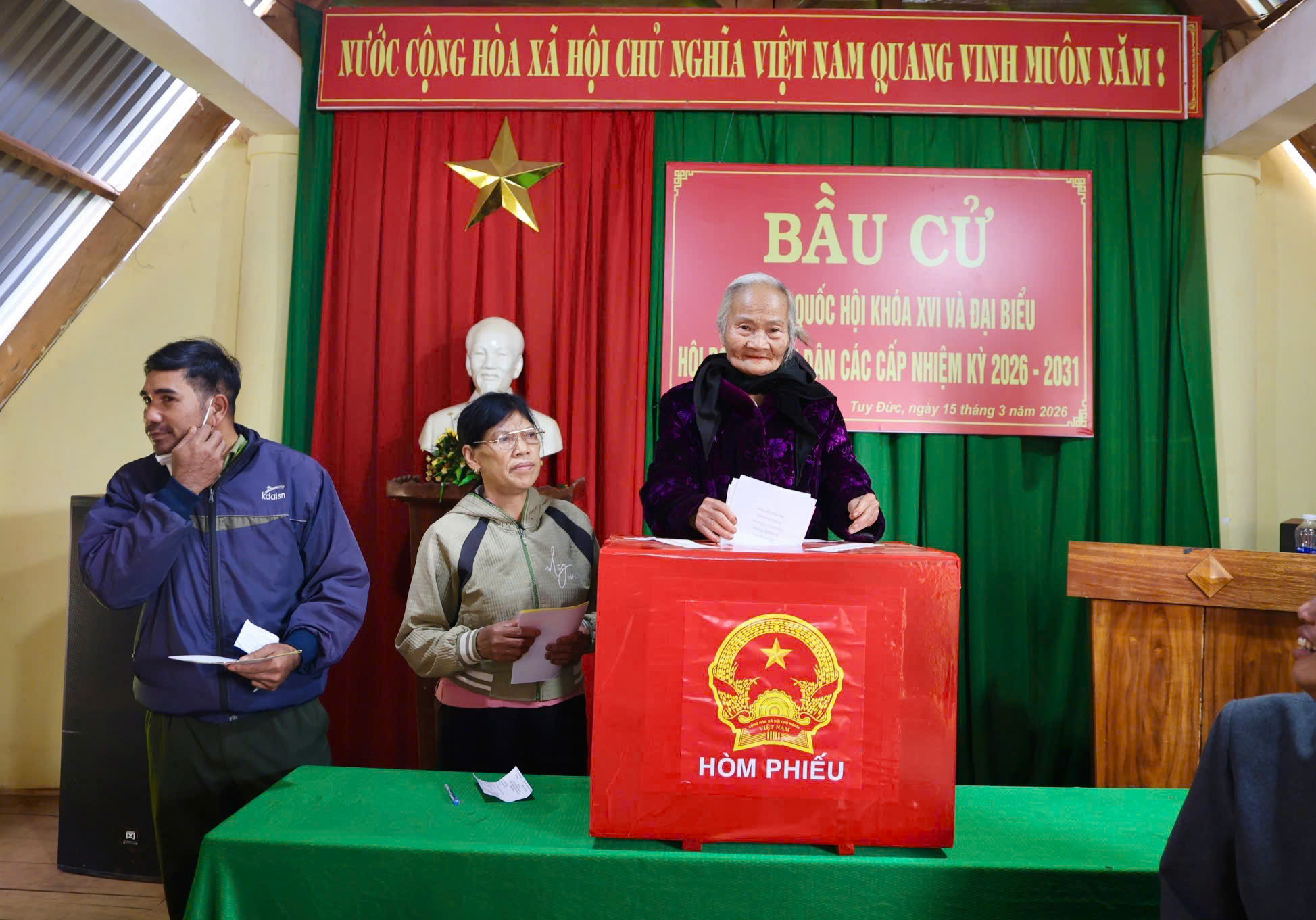 Cử tri Lâm Đồng nô nức trong ngày bầu cử - 9