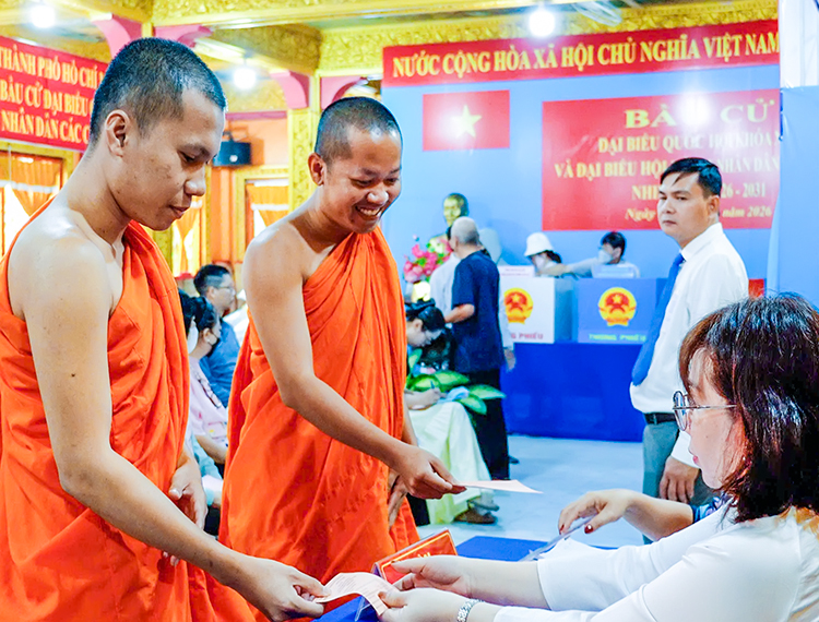 Du lịch biển - Nhịp đập đồng lòng của cử tri các dân tộc thành phố hướng về ngày hội của non sông