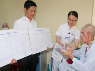 Chuyển động - Bệnh viện mang thùng phiếu tận giường, hỗ trợ bệnh nhân thực hiện quyền công dân