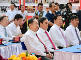  - Chủ tịch Quốc hội Trần Thanh Mẫn, Bí thư Thành ủy TP.HCM Trần Lưu Quang đi bầu cử tại xã Hóc Môn