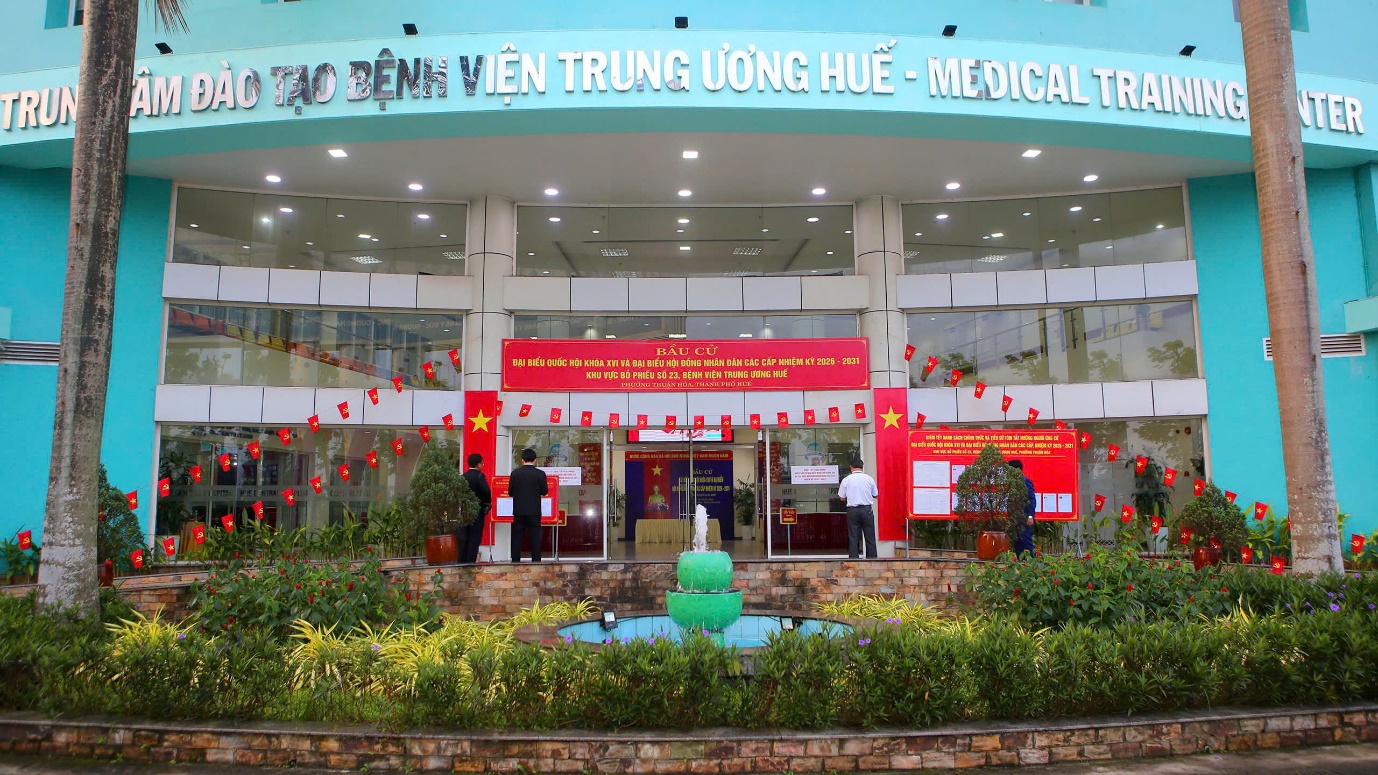 Bệnh viện mang thùng phiếu tận giường, hỗ trợ bệnh nhân thực hiện quyền công dân - 1