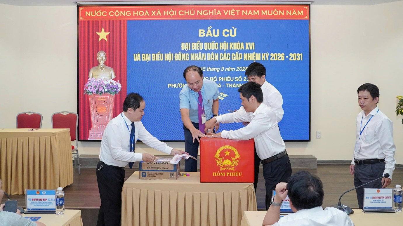 Bệnh viện mang thùng phiếu tận giường, hỗ trợ bệnh nhân thực hiện quyền công dân - 3