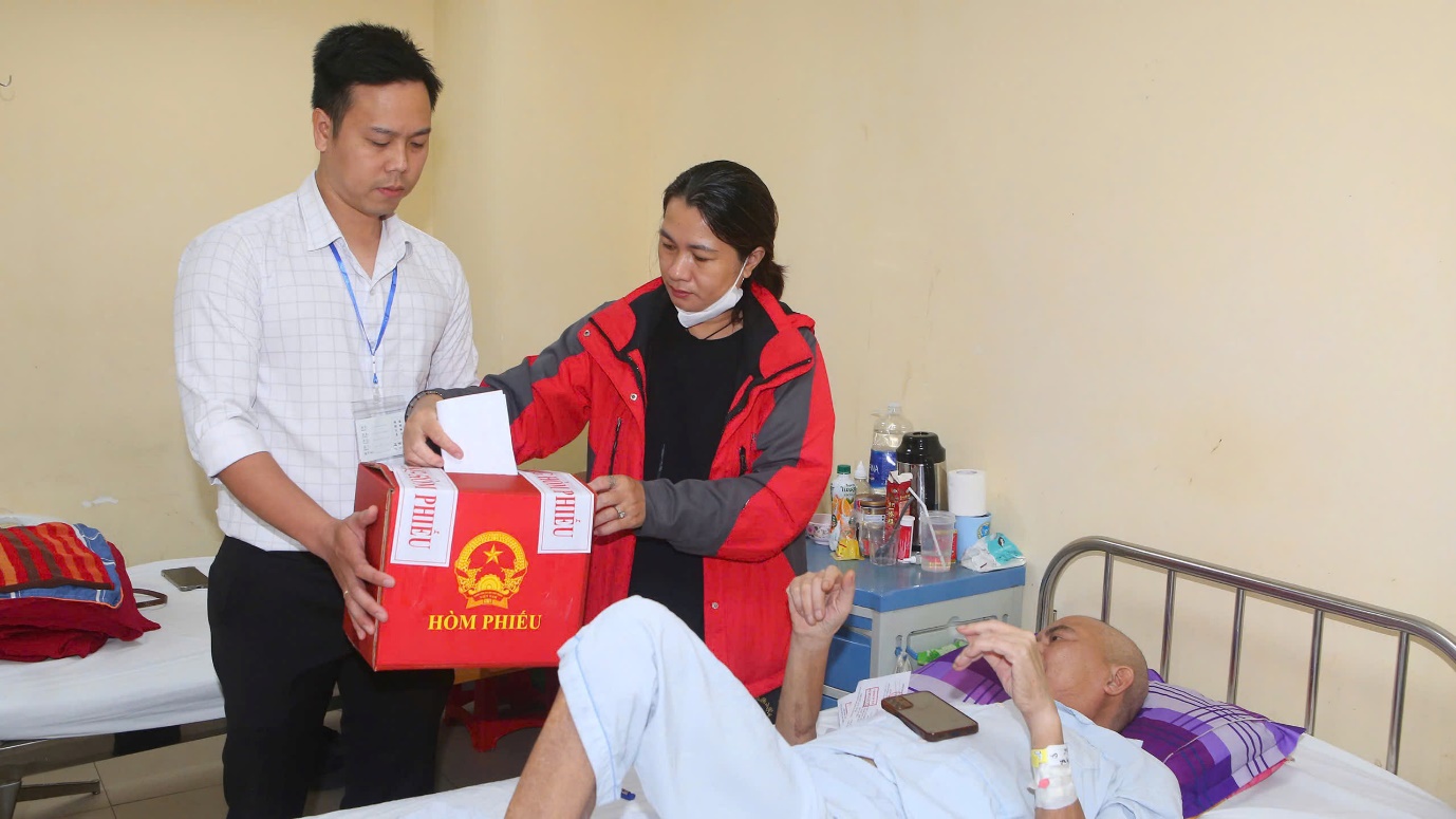 Bệnh viện mang thùng phiếu tận giường, hỗ trợ bệnh nhân thực hiện quyền công dân - 5