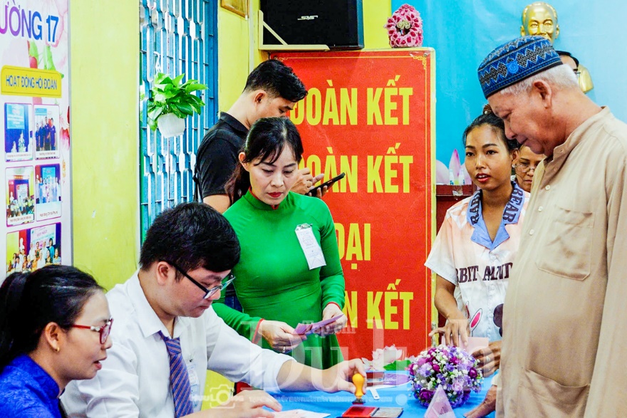 Nhịp đập đồng lòng của cử tri các dân tộc thành phố hướng về ngày hội của non sông - 8