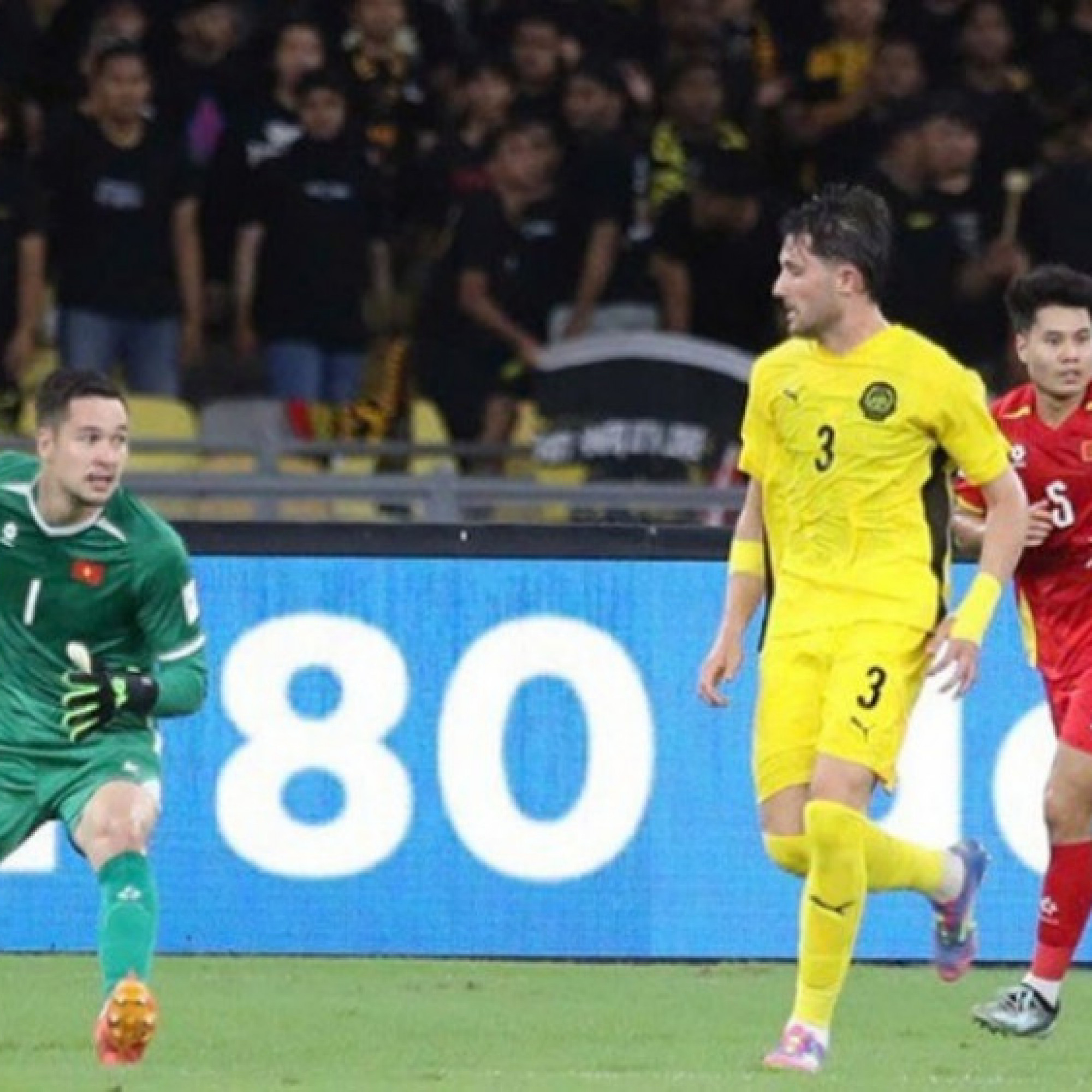 Malaysia bị xử thua ĐT Việt Nam 0-3, fan bức xúc đổ ra đường phản ứng