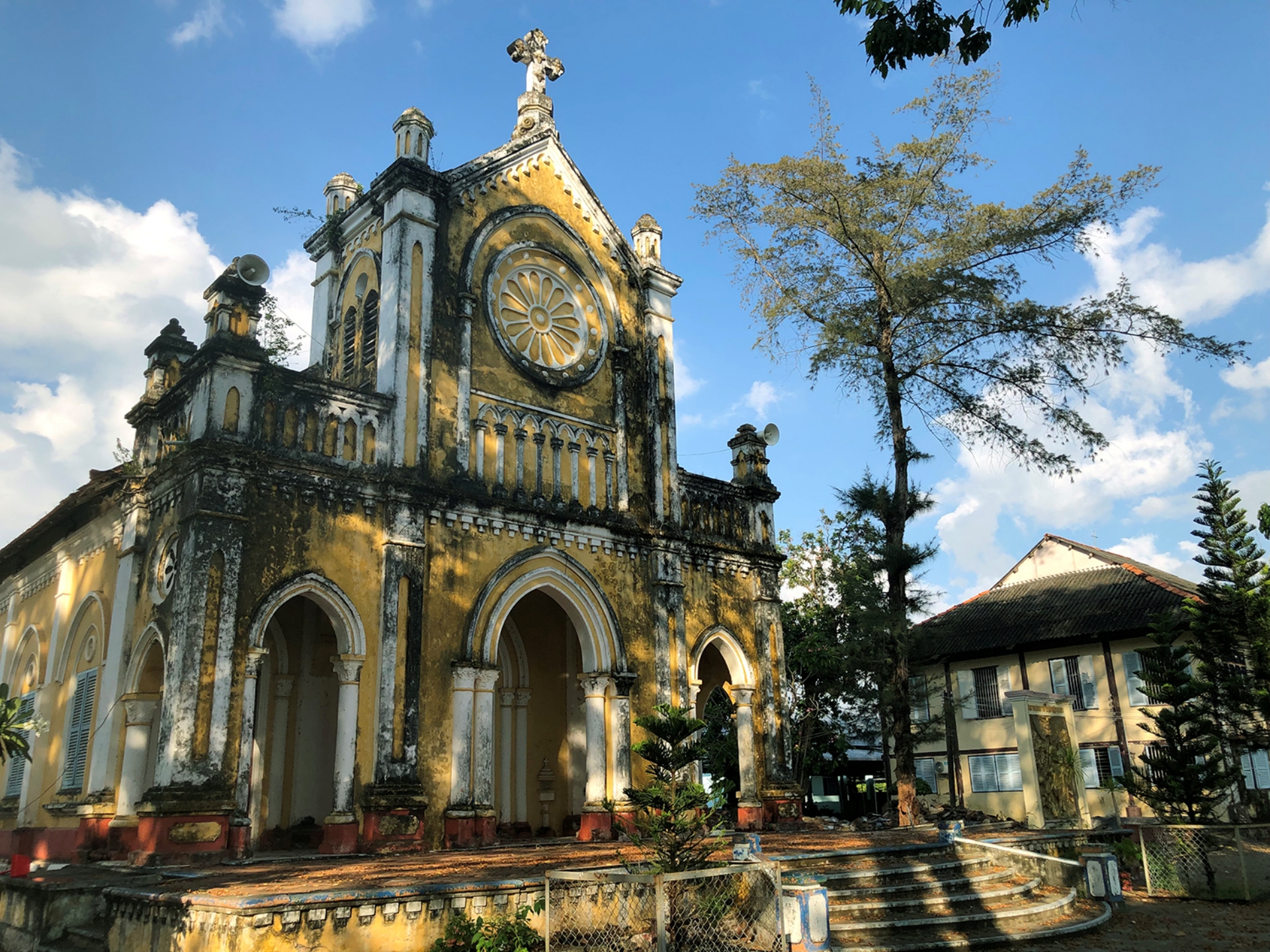 Tìm về nhà thờ Giáo xứ Bãi Giá ngắm kiến trúc cổ kính - 1