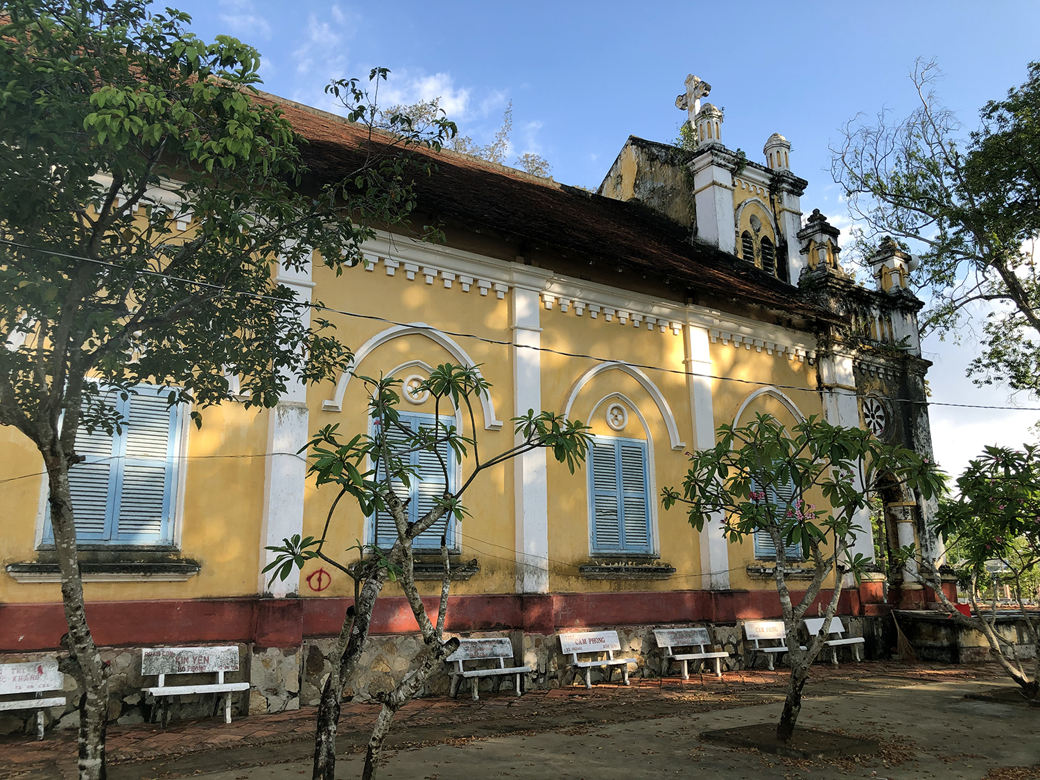 Tìm về nhà thờ Giáo xứ Bãi Giá ngắm kiến trúc cổ kính - 2