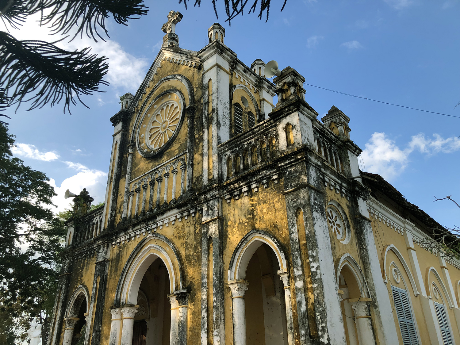 Tìm về nhà thờ Giáo xứ Bãi Giá ngắm kiến trúc cổ kính - 3