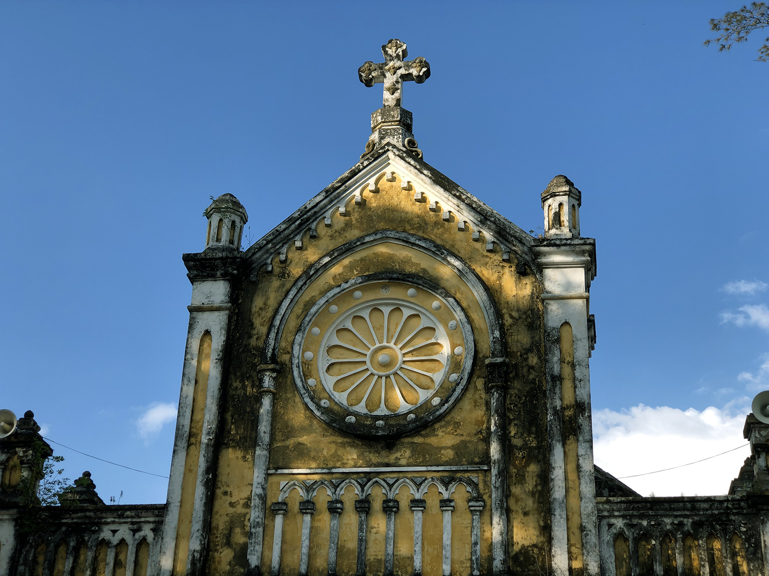 Tìm về nhà thờ Giáo xứ Bãi Giá ngắm kiến trúc cổ kính - 4