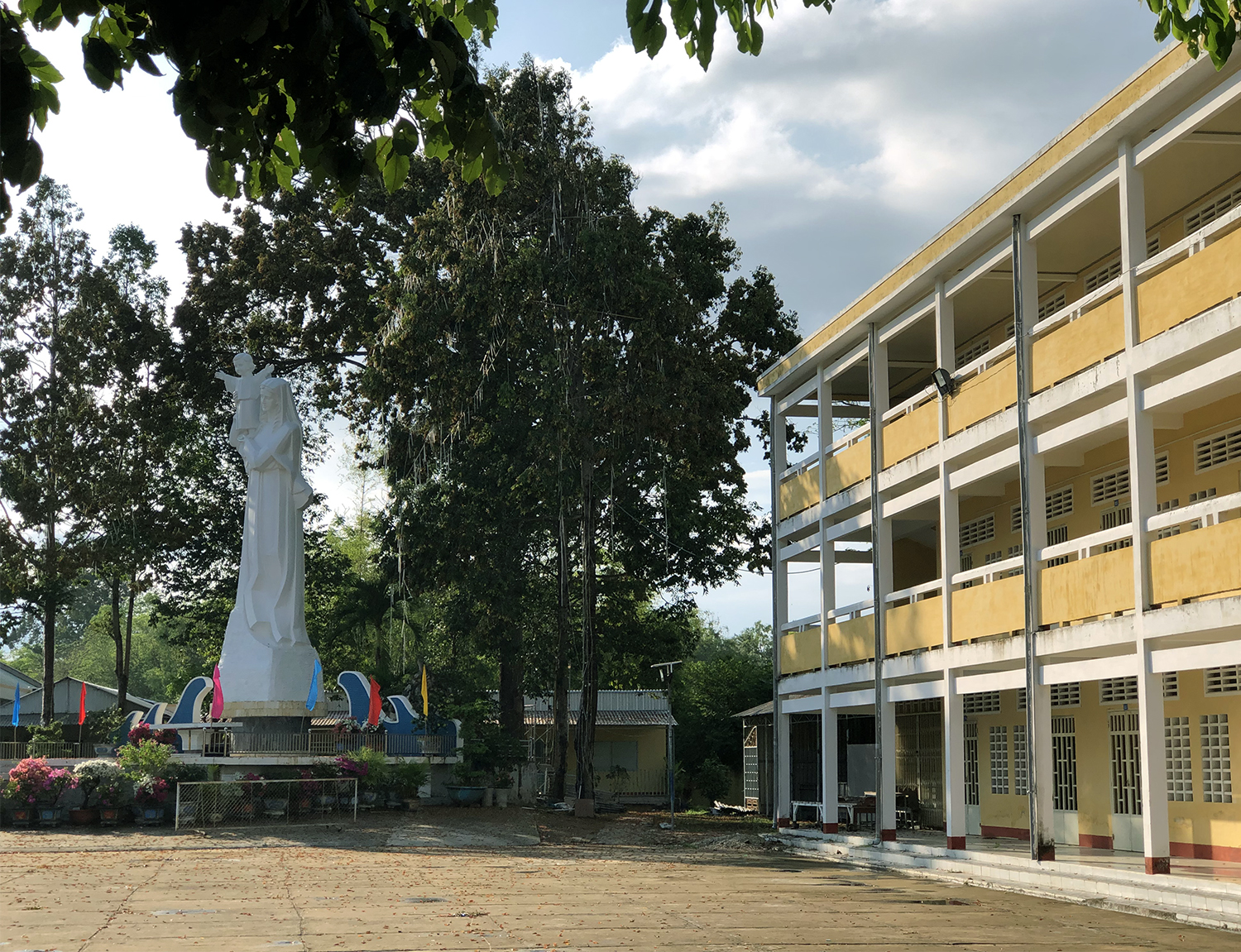 Tìm về nhà thờ Giáo xứ Bãi Giá ngắm kiến trúc cổ kính - 7