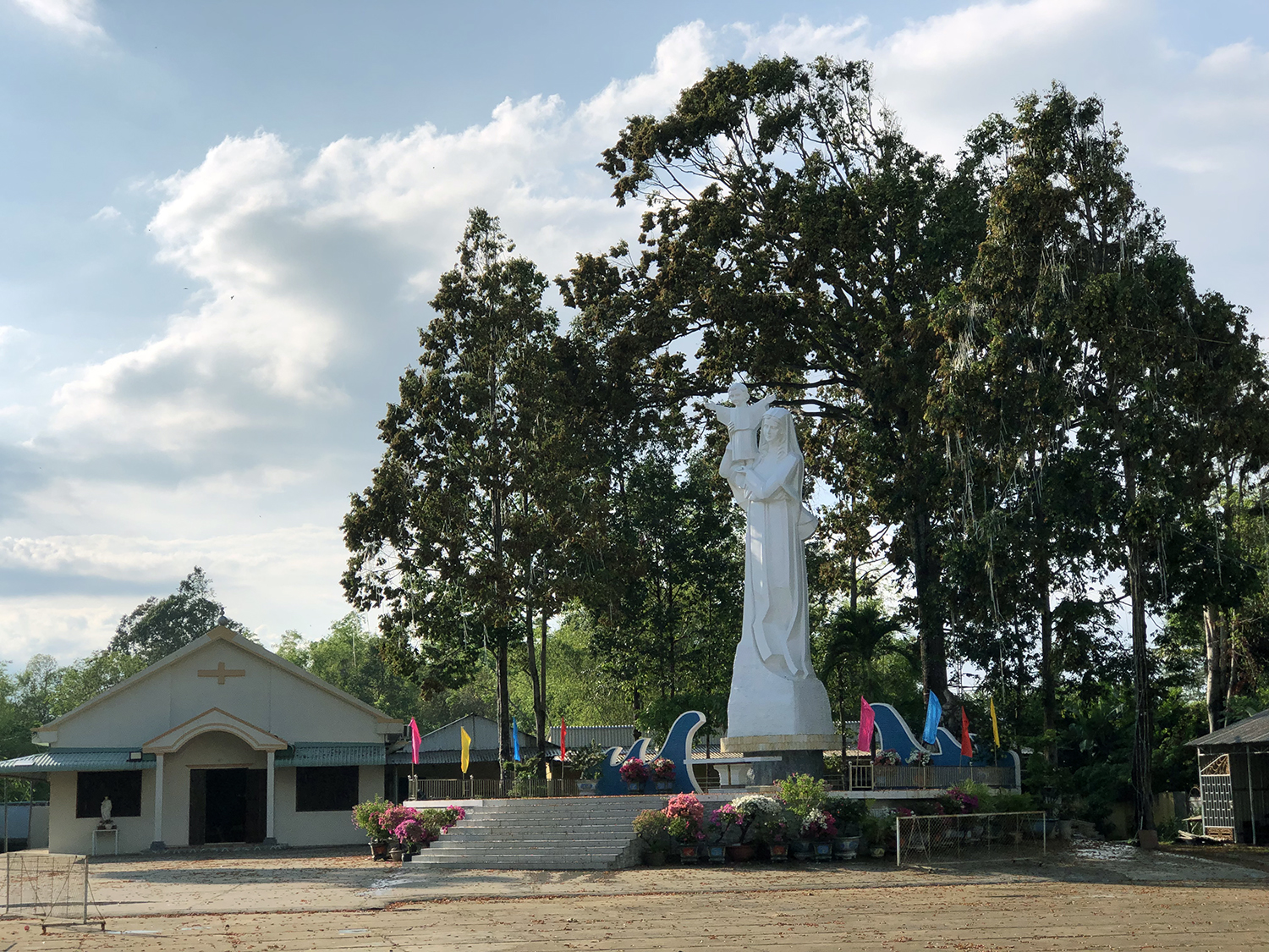 Tìm về nhà thờ Giáo xứ Bãi Giá ngắm kiến trúc cổ kính - 8