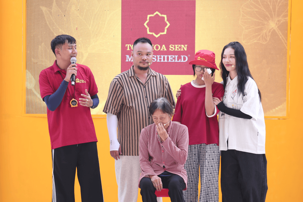 NSƯT Đại Nghĩa, Ốc Thanh Vân cùng dàn nghệ sĩ về Đắk Lắk hỗ trợ 18 em nhỏ khó khăn - 1