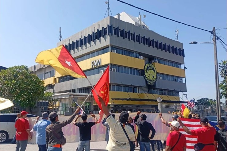 Malaysia bị xử thua ĐT Việt Nam 0-3, fan bức xúc đổ ra đường phản ứng - 2