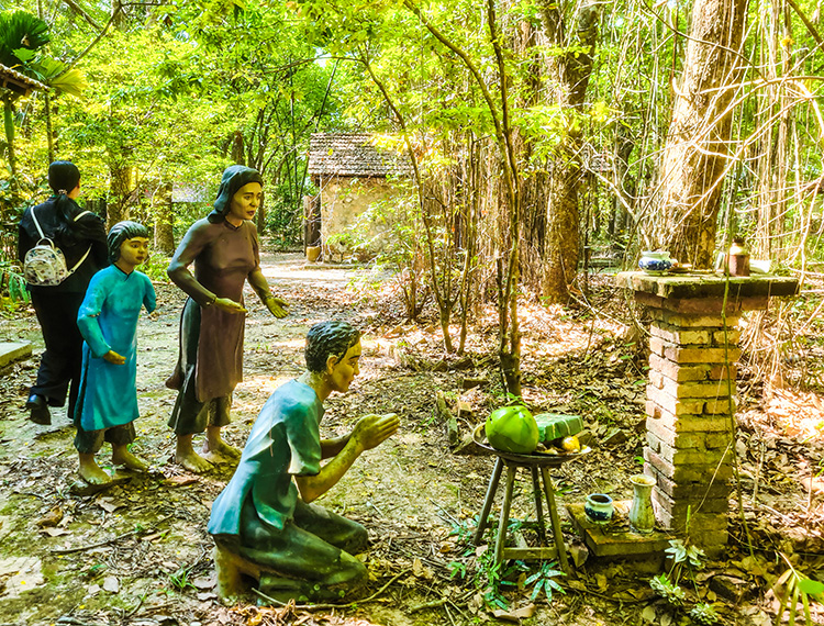 Rừng cao su trăm tuổi kể chuyện phận người ‘đi dễ khó về’
